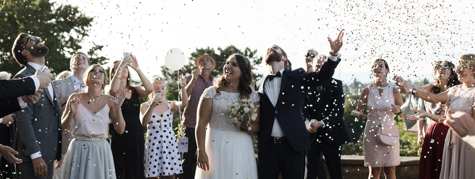 Confetti bei der Hochzeit im Schällenursli in Binningen - Hochzeitsfotograf Basel