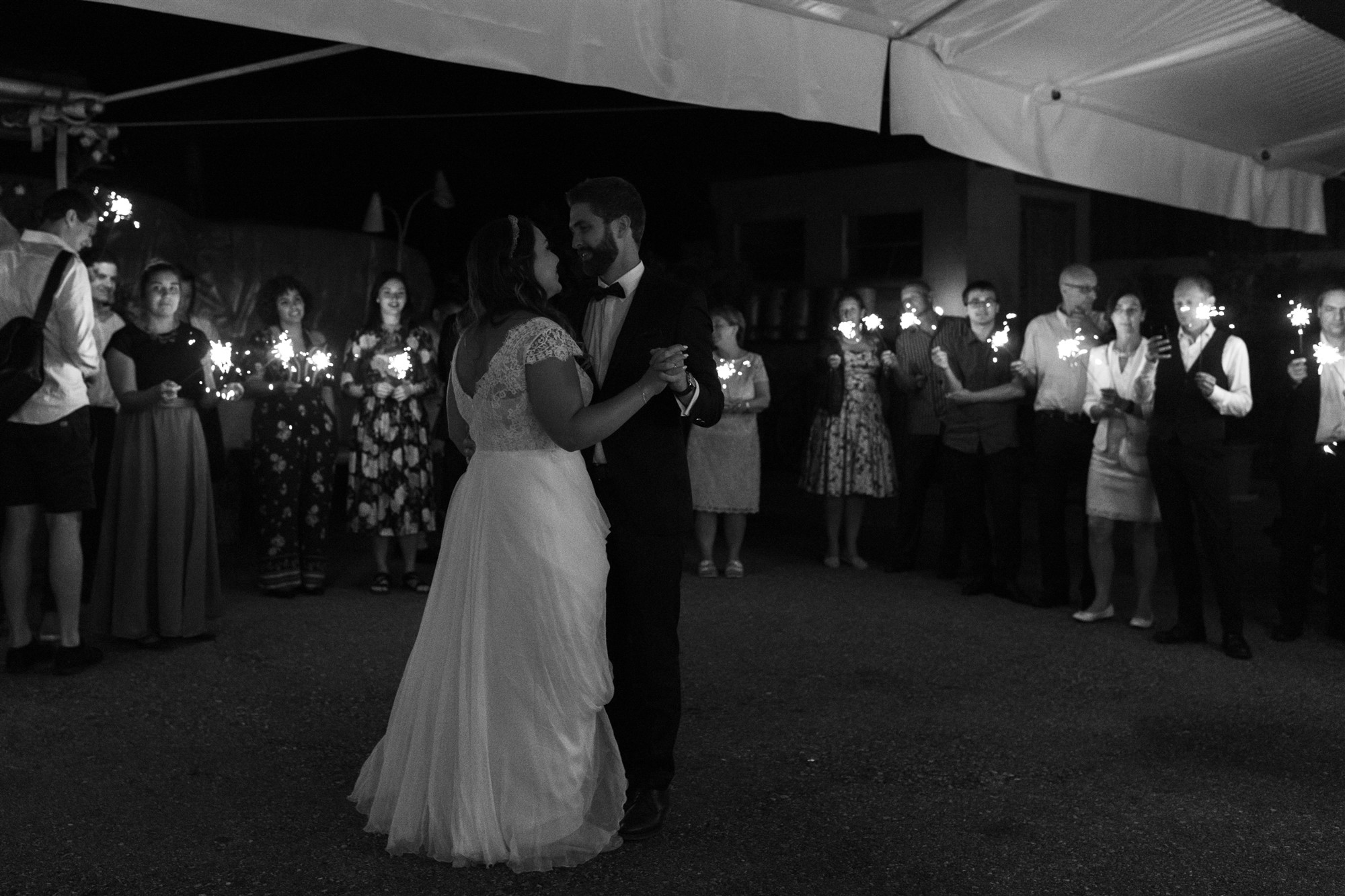 Der Hochzeitstanz inmitten von Wunderkerzen