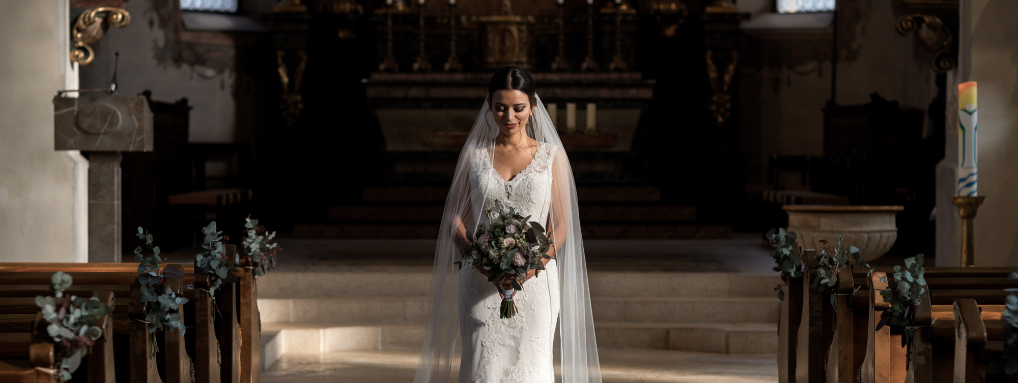 Braut in der Kirche in Therwil - Hochzeit - Hochzeitsfotograf Basel