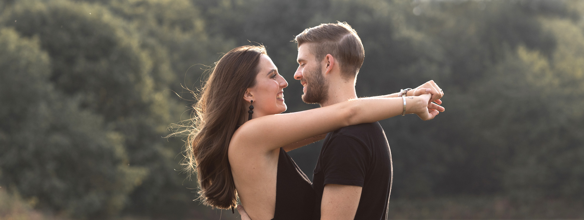 Verlobungs Fotoshooting mit einem verliebten Paar in Basel - Hochzeitsfotografin