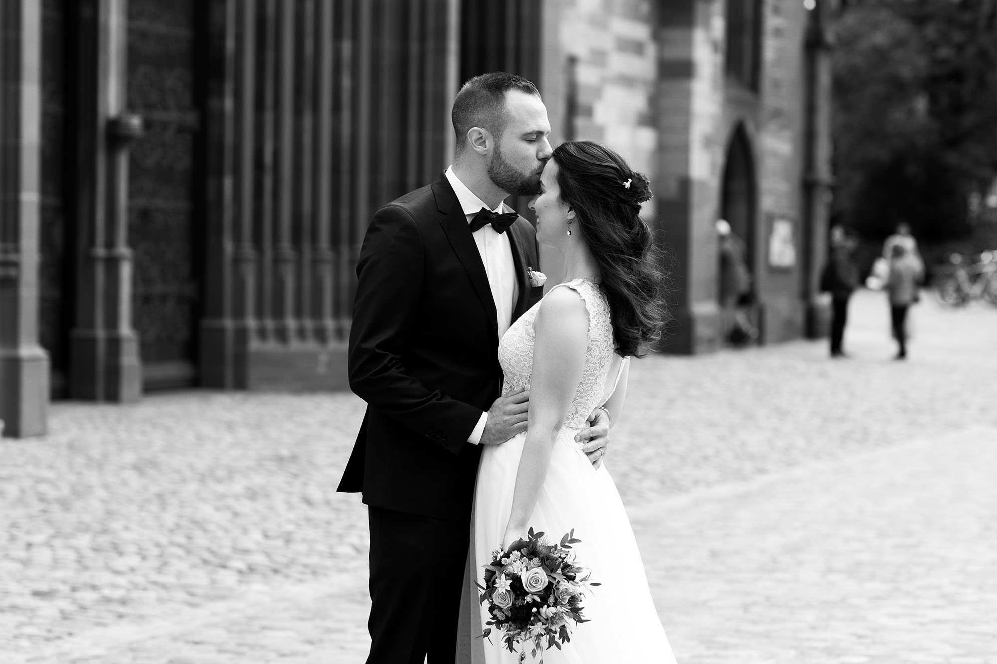 Hochzeitsfotografie Brautpaar auf dem Münsterplatz in Basel - Hochzeitsfotograf Basel