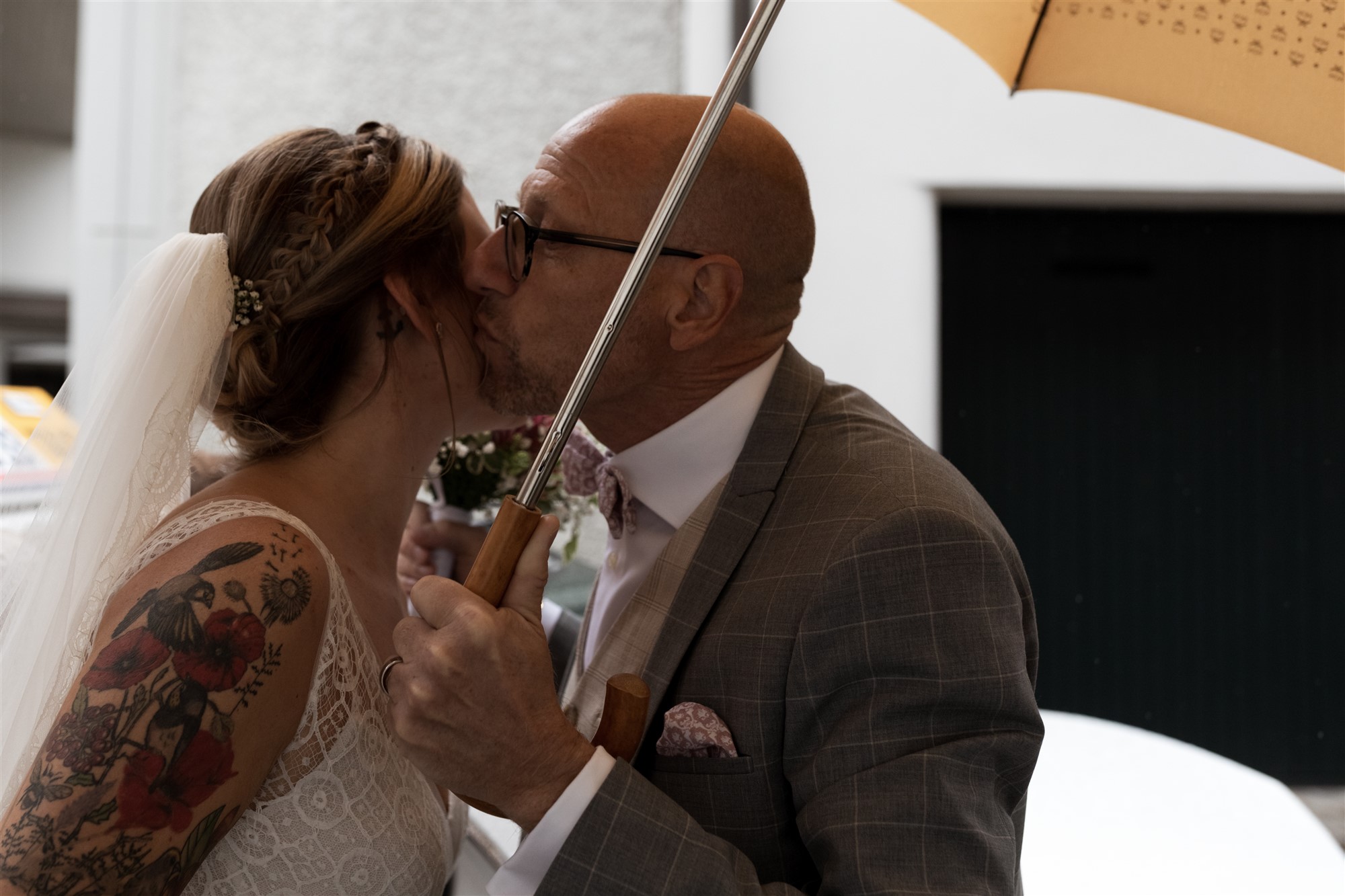 Der Papa begrüsst seine seine Tochter bei der Hochzeit