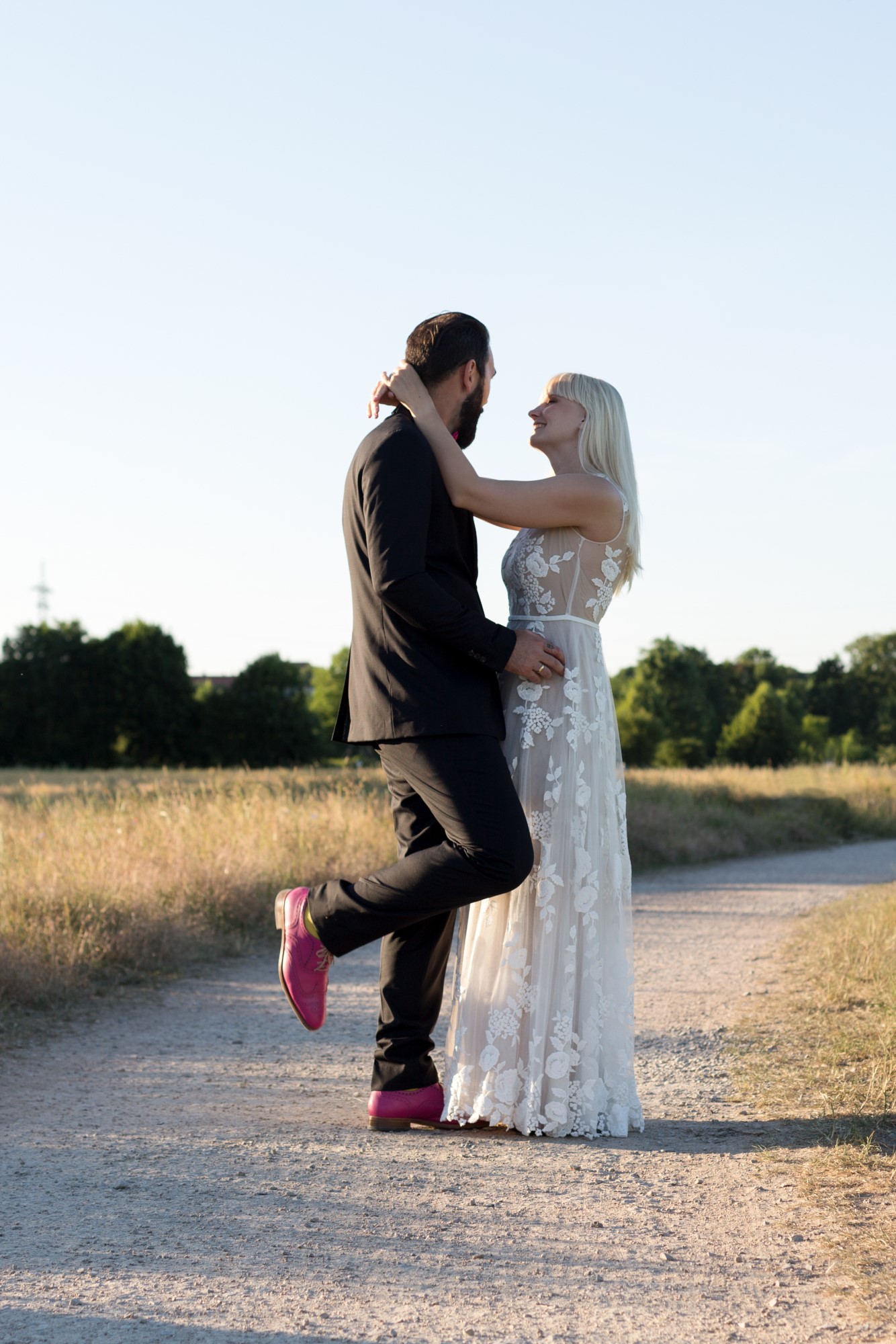 Julia im Brautkleid und Andre in seinen pinken Schuhen 