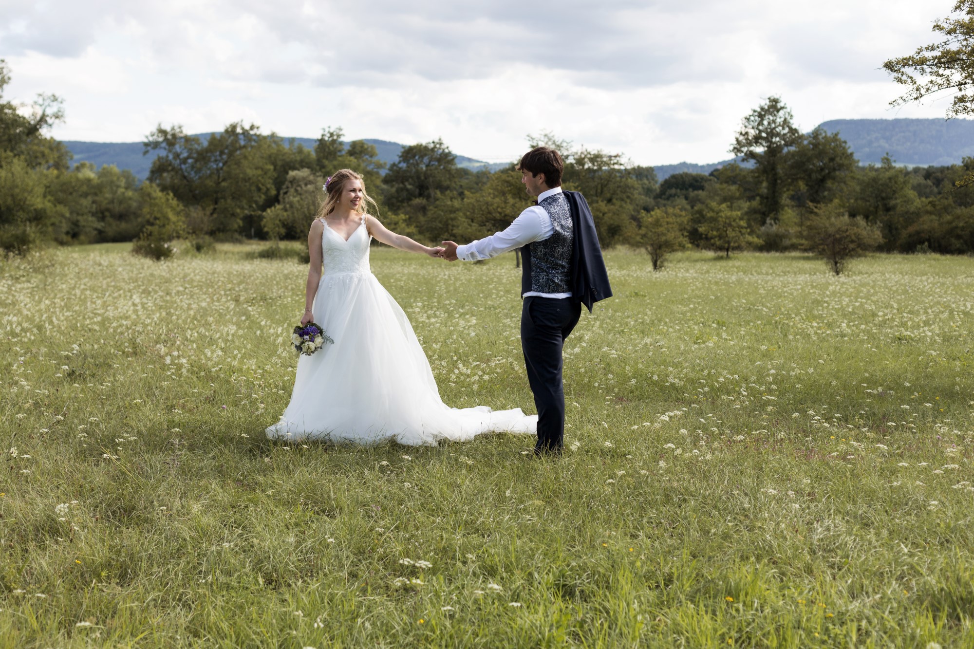 Brautpaar Fotoshooting auf einer schönen Wiese