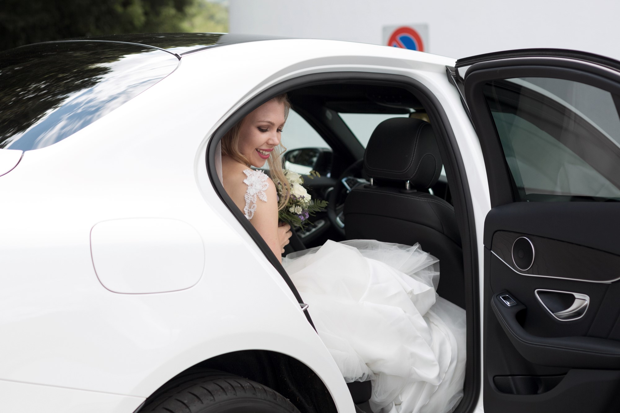 Die Braut steigt aus dem Hochzeitswagen aus