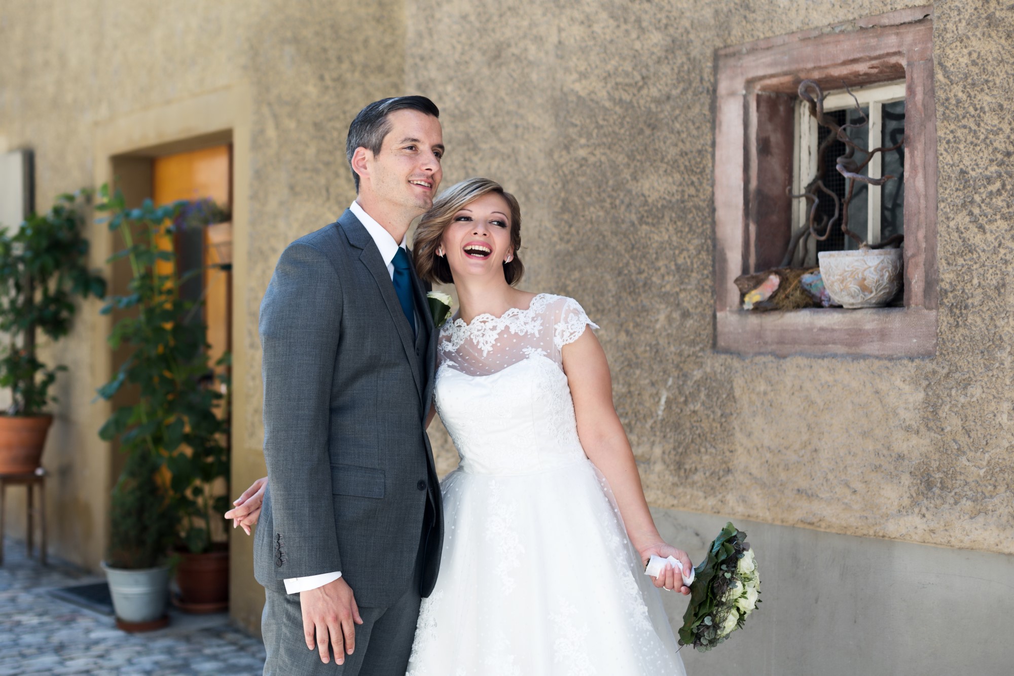 Das glückliche Brautpaar beim Brautpaar Fotoshooting in Rheinfelden
