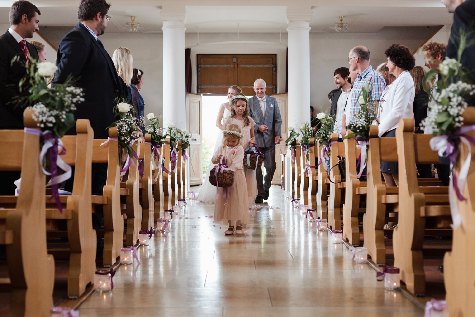 Der Einzug in die Kirche mit der Braut und den Blumenmädchen