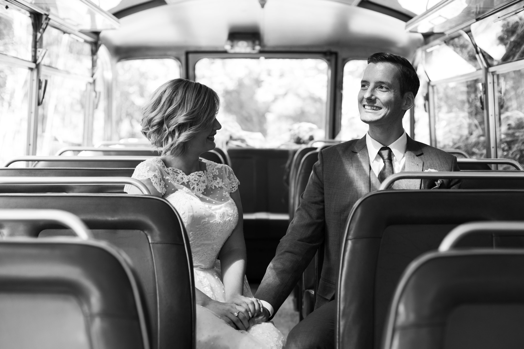 Das Brautpaar sitzt im Hochzeitsbus