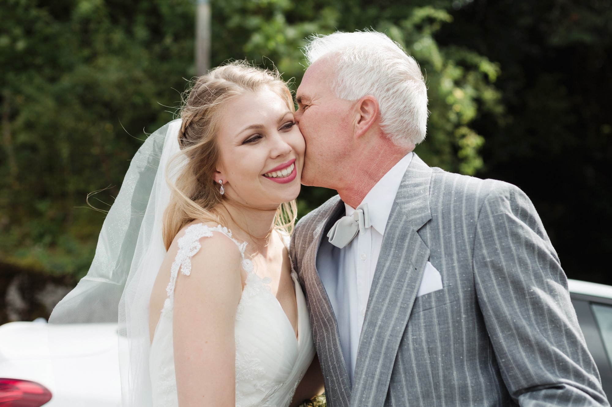 Der Papa begrüsst die schöne Braut