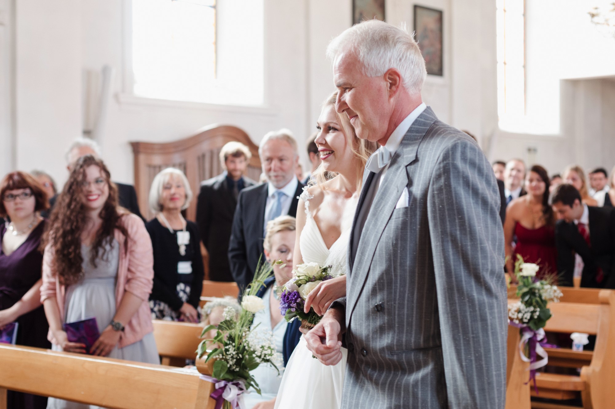 Brautvater übergibt die Braut dem Bräutigam
