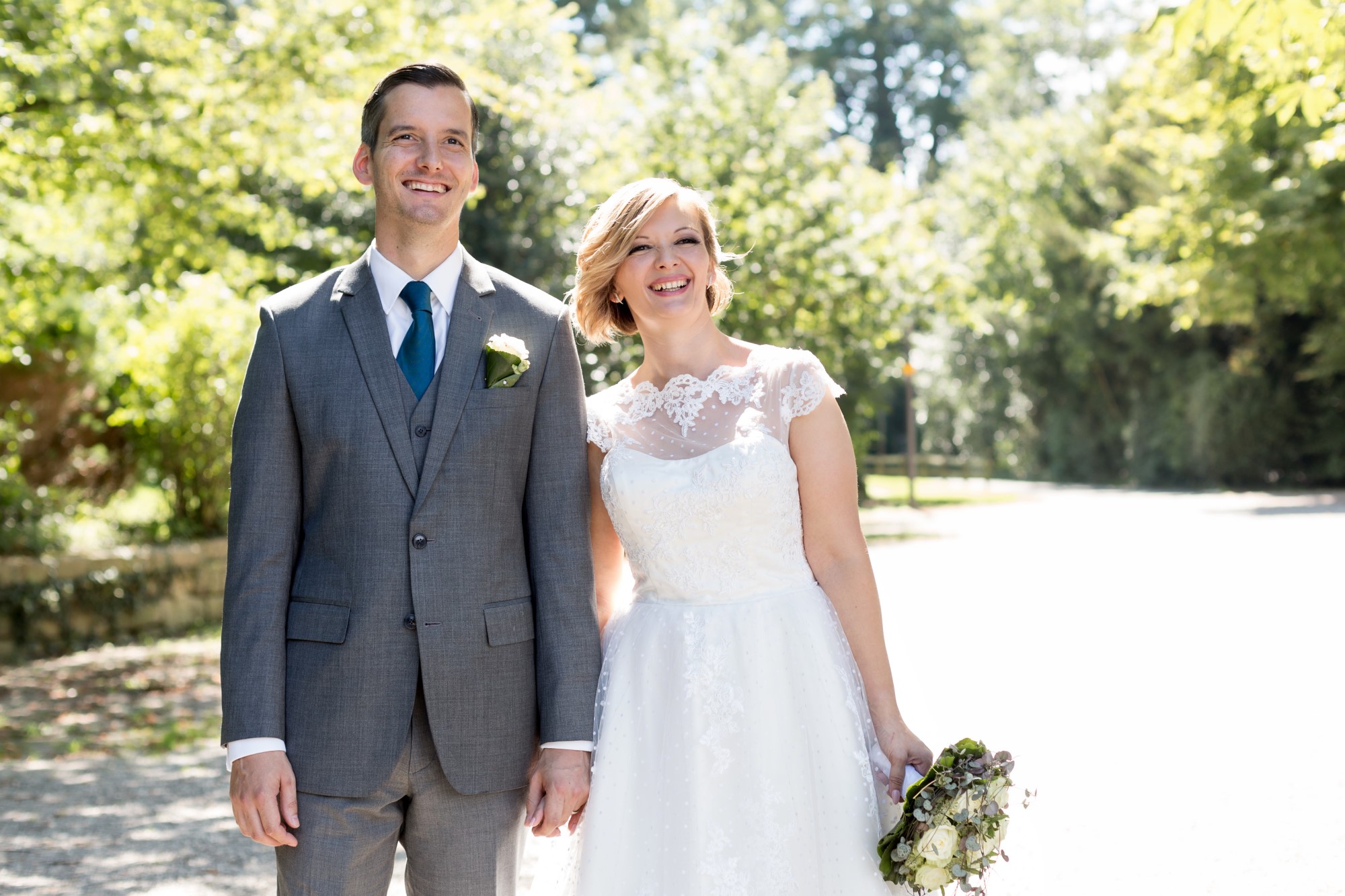 Glückliches Brautpaar beim Fotoshooting im Park in Rheinfelden