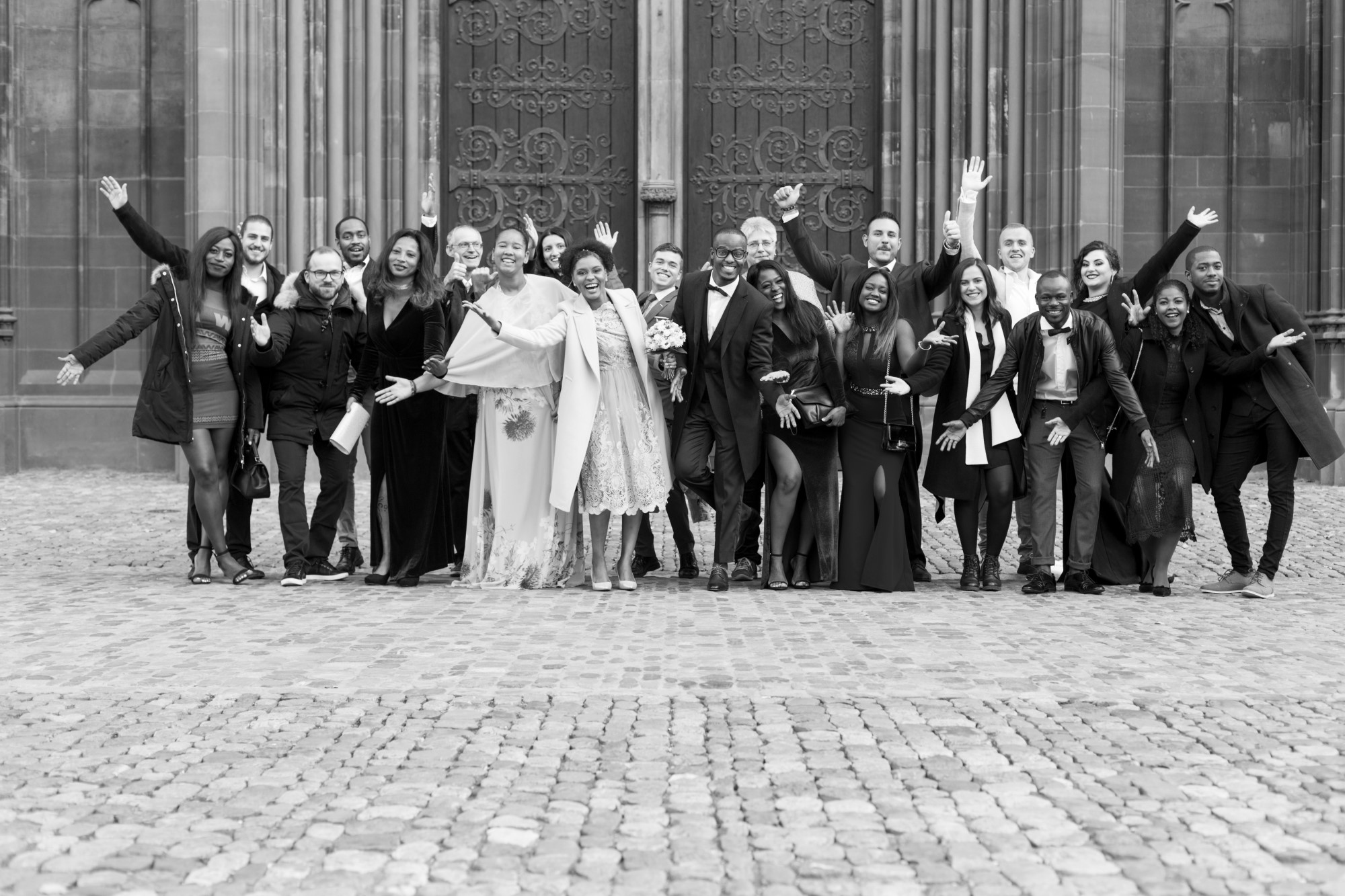 Hochzeitsgruppenbild vor dem Basler Münster