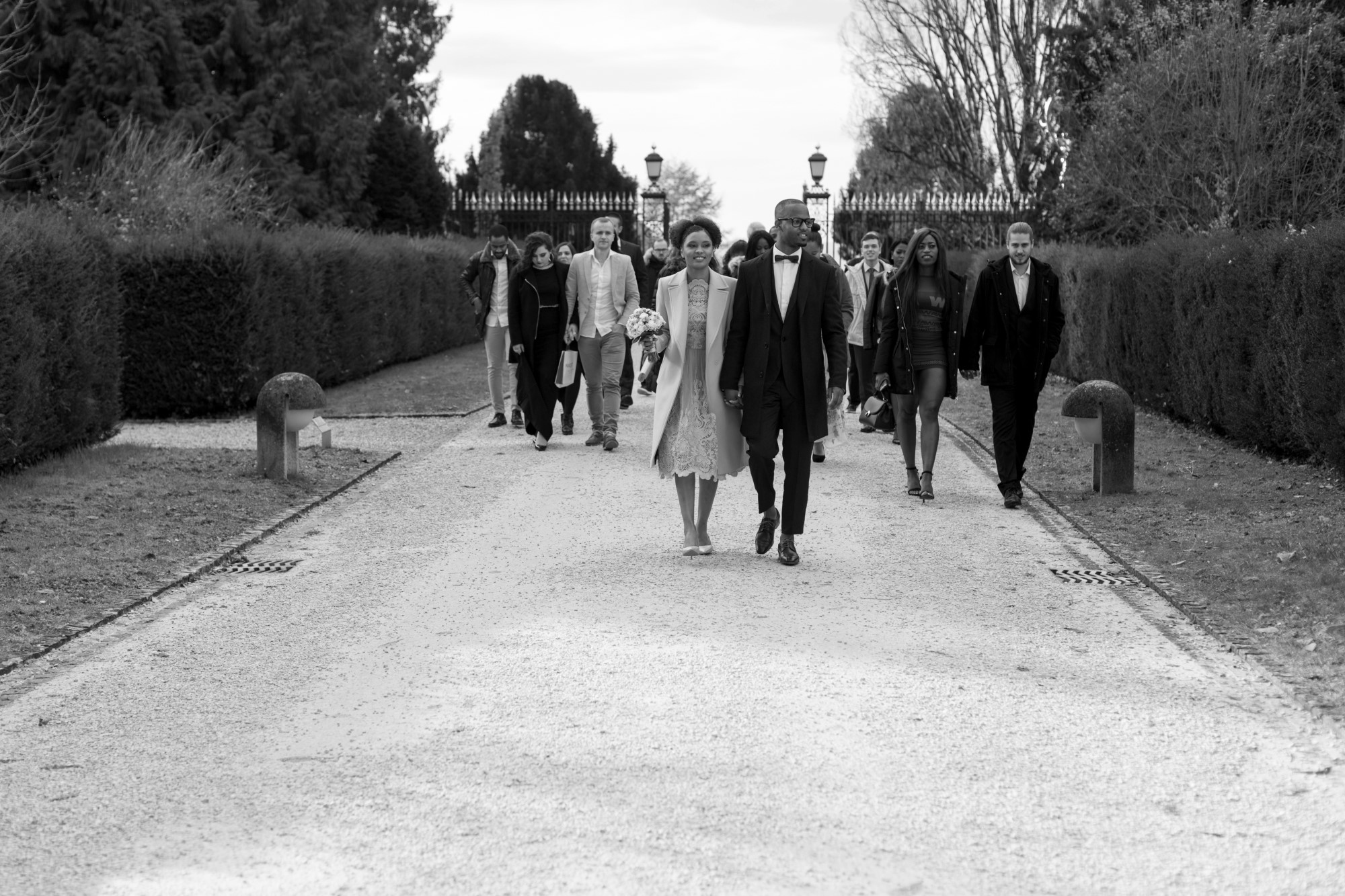 Hochzeit Wenkenpark - Das Brautpaar und die Hochzeitsgäste spazieren im Wenkenpark