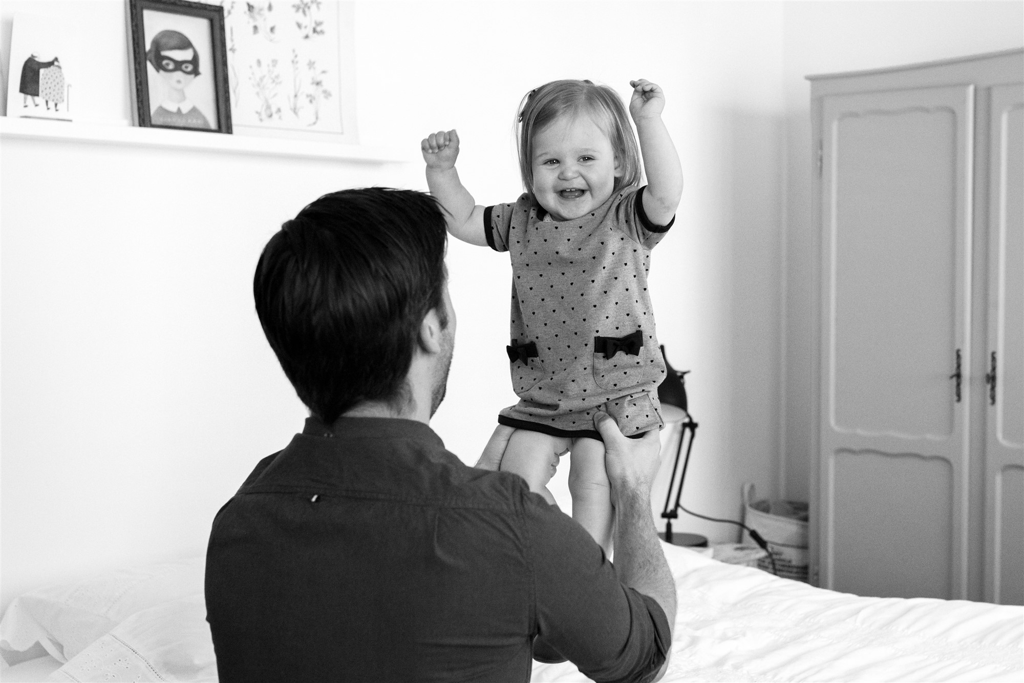 Der Papa spielt mit seiner Tochter