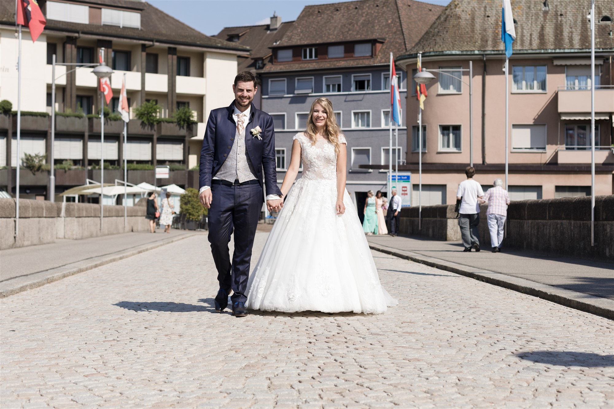 Das Brautpaar spaziert über die Brücke in Rheinfelden