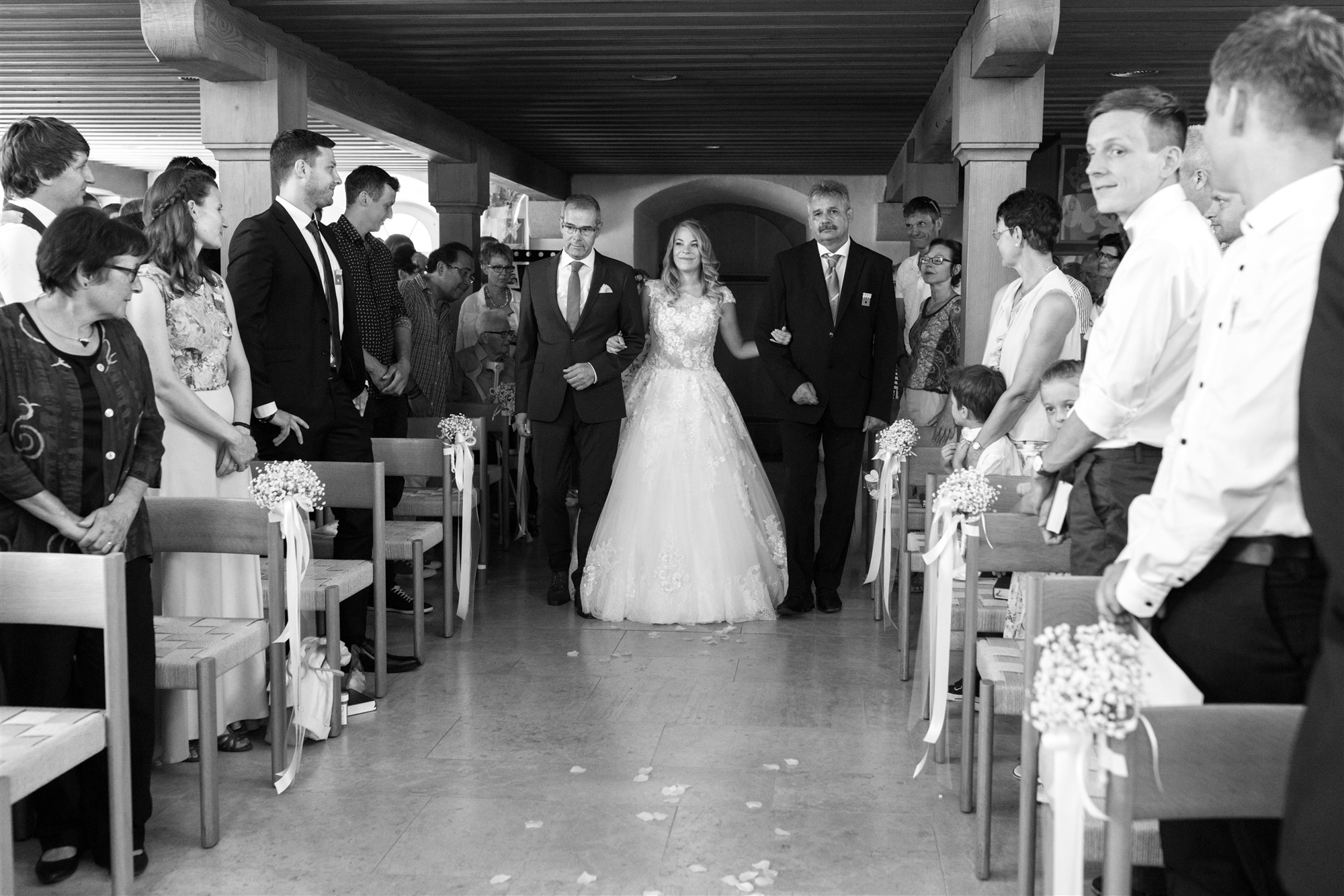 Die Braut schreitet zum Altar