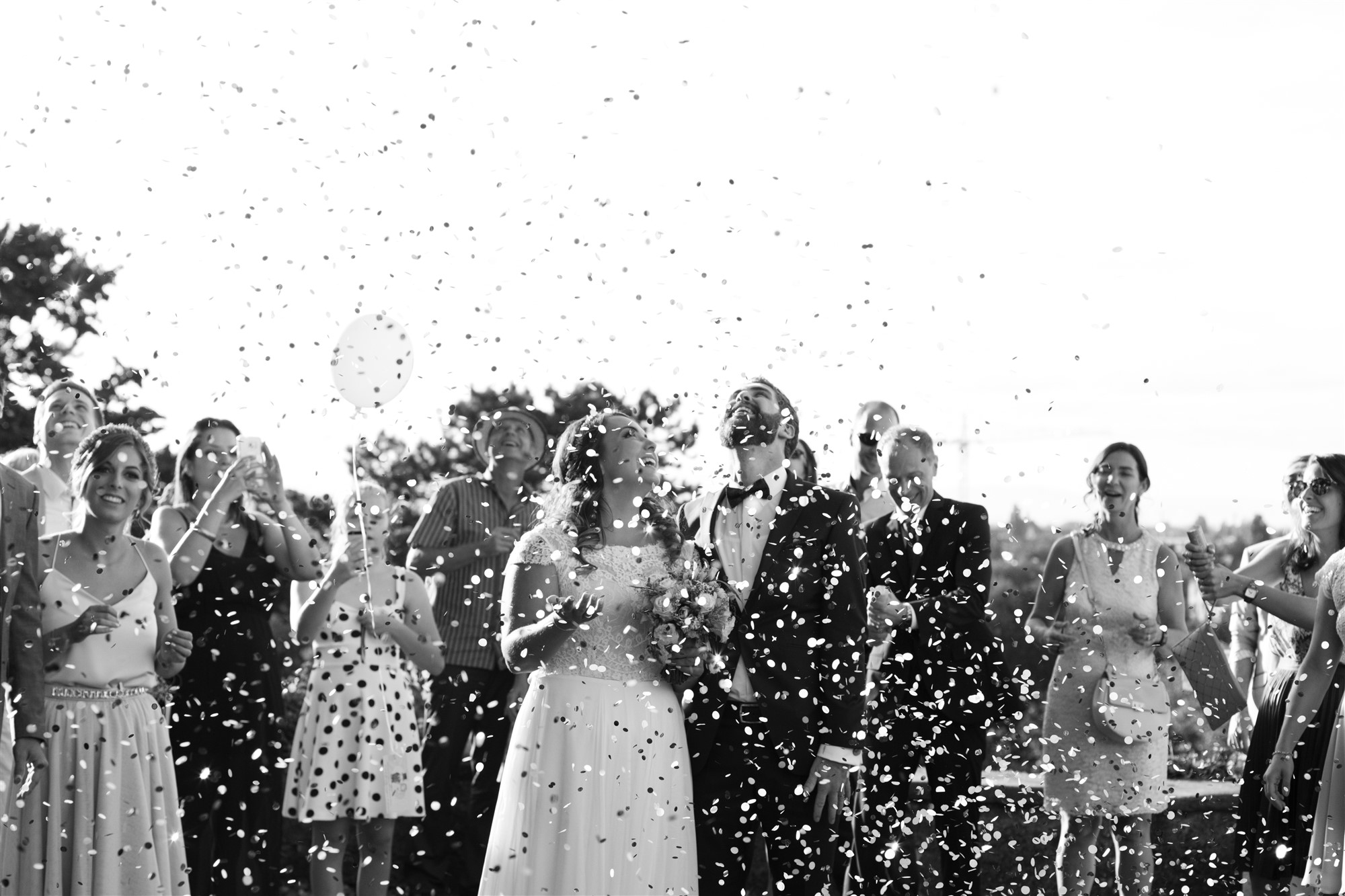 Das Brautpaar inmitten von Confetti