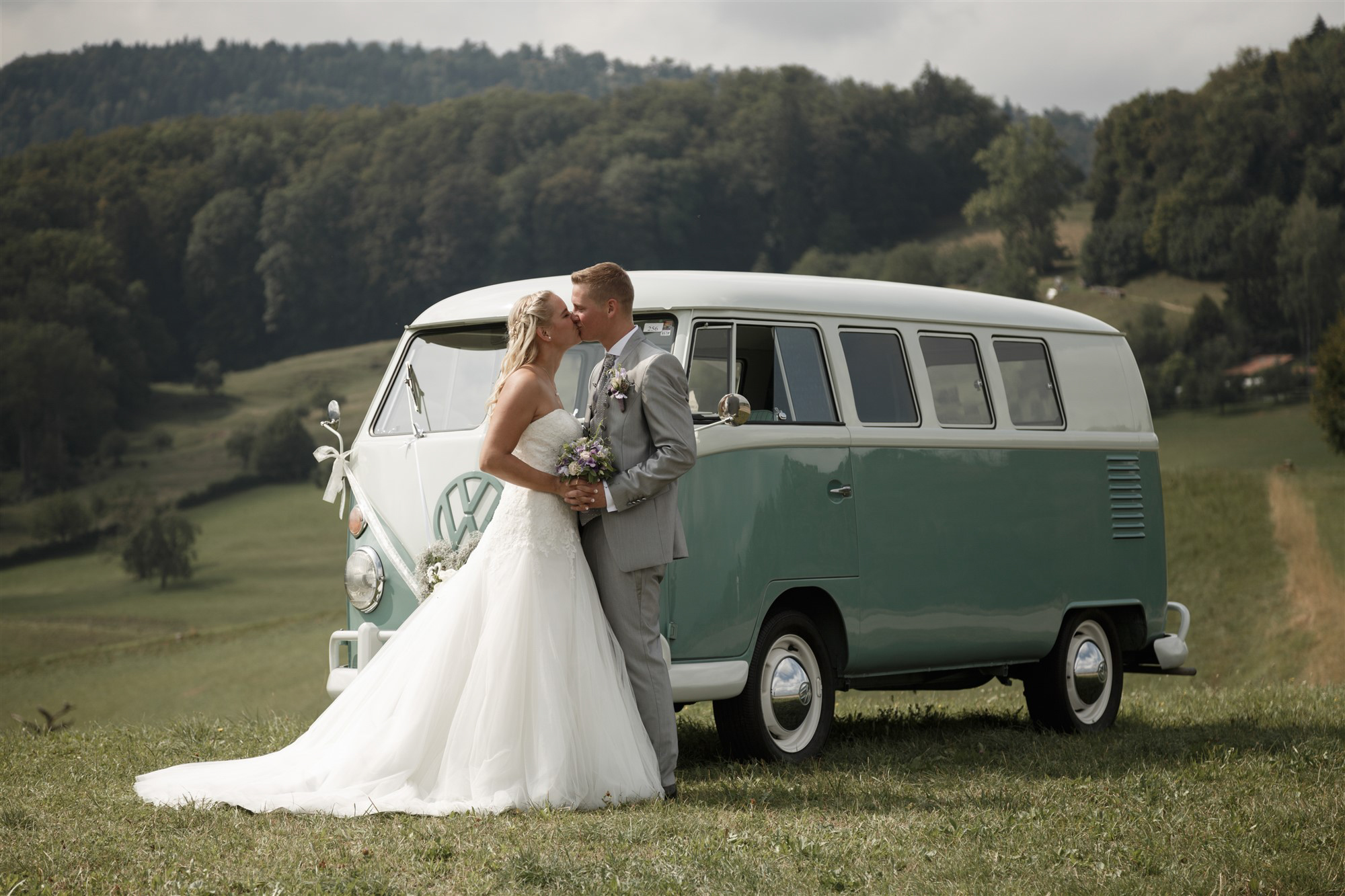 Das Brautpaar vor dem Pastell Grünen VW Bus
