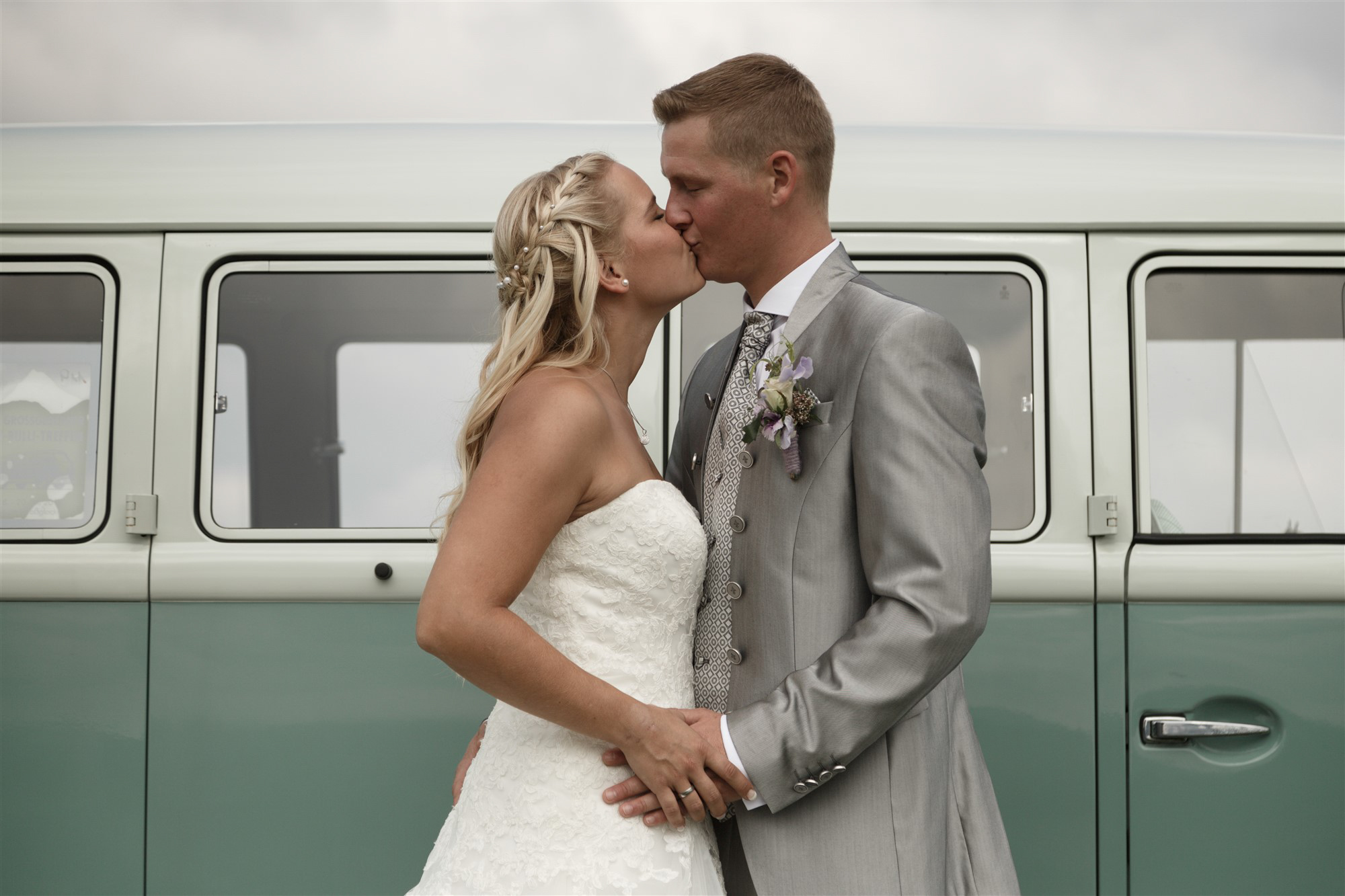 Das Brautpaar beim Fotoshooting mit dem VW Bus in Pastell Grün