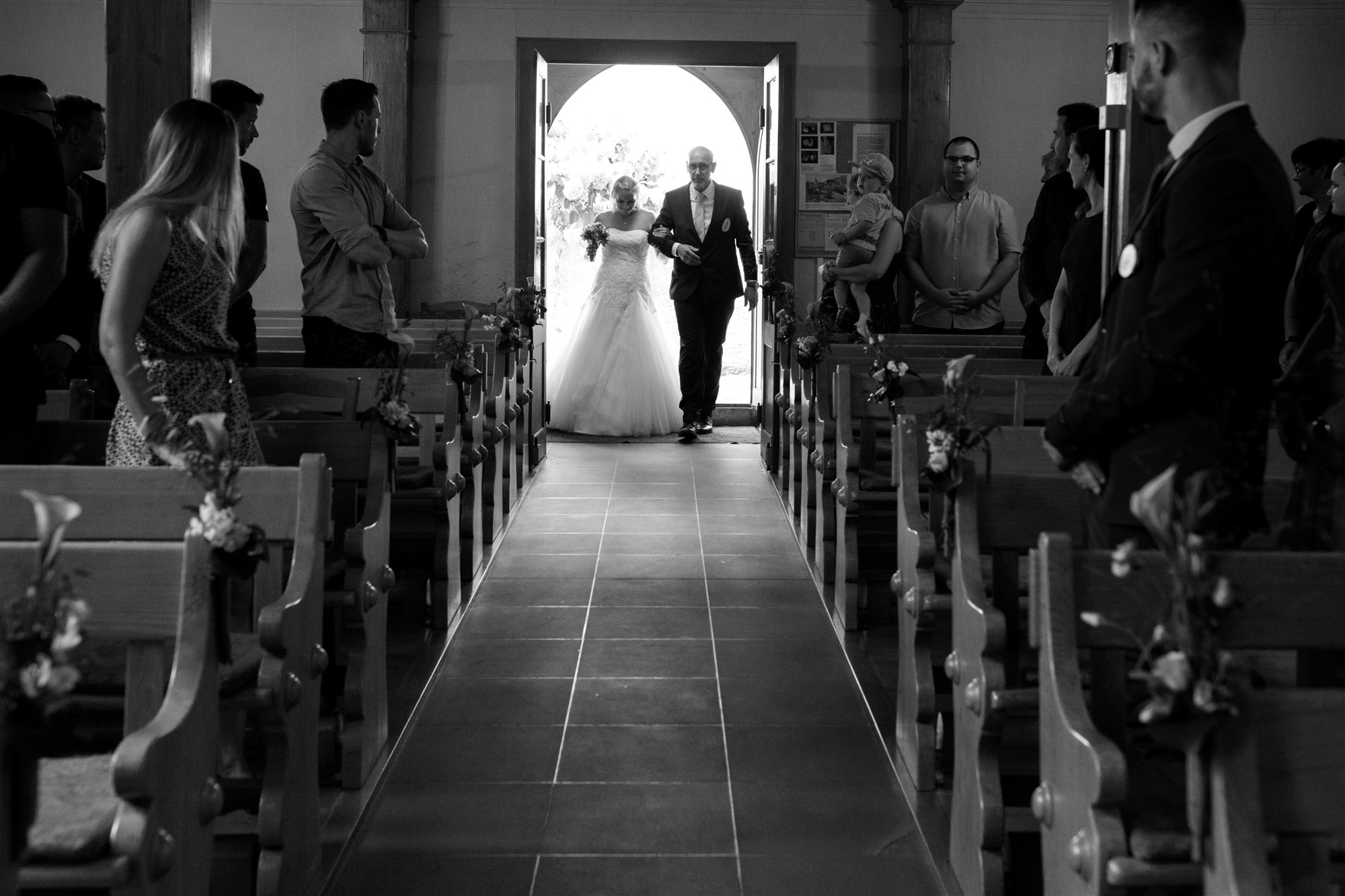 Die Braut schreitet mit dem Papa in die Kirche
