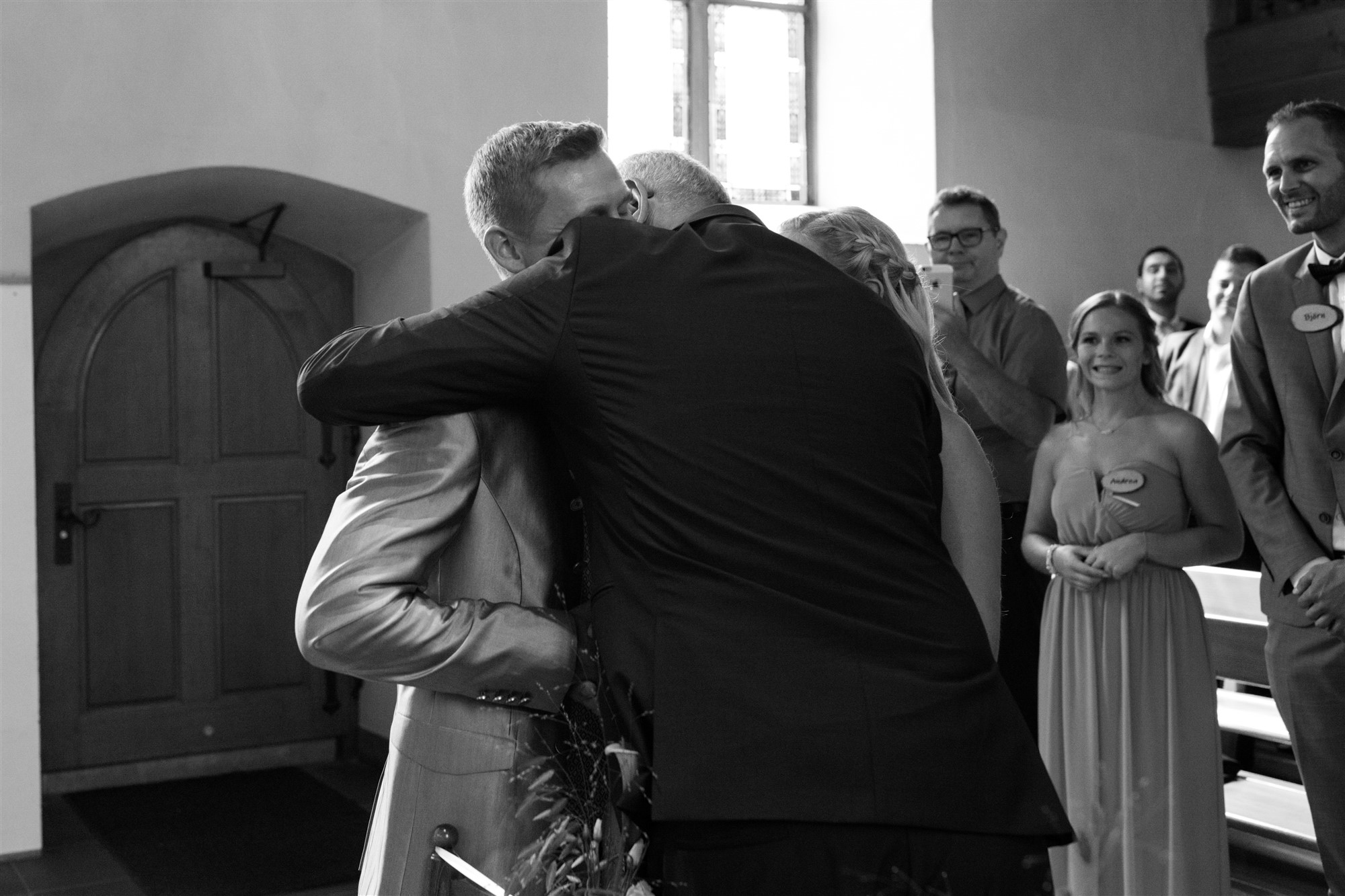 Der Brautvater umarmt seinen Schwiegersohn