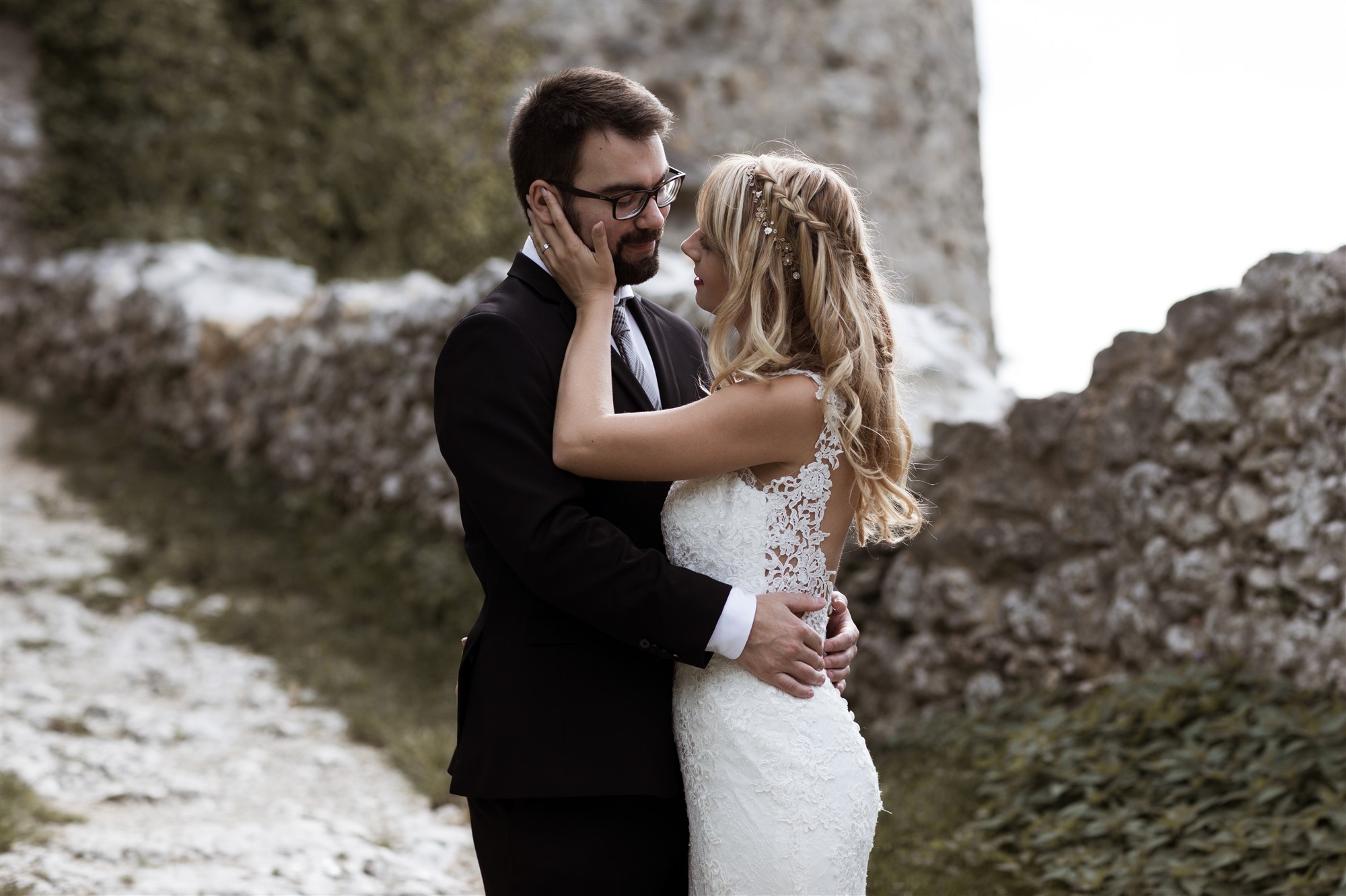 Das verliebte Brautpaar beim After Wedding Fotoshooting auf der Ruine Dorneck