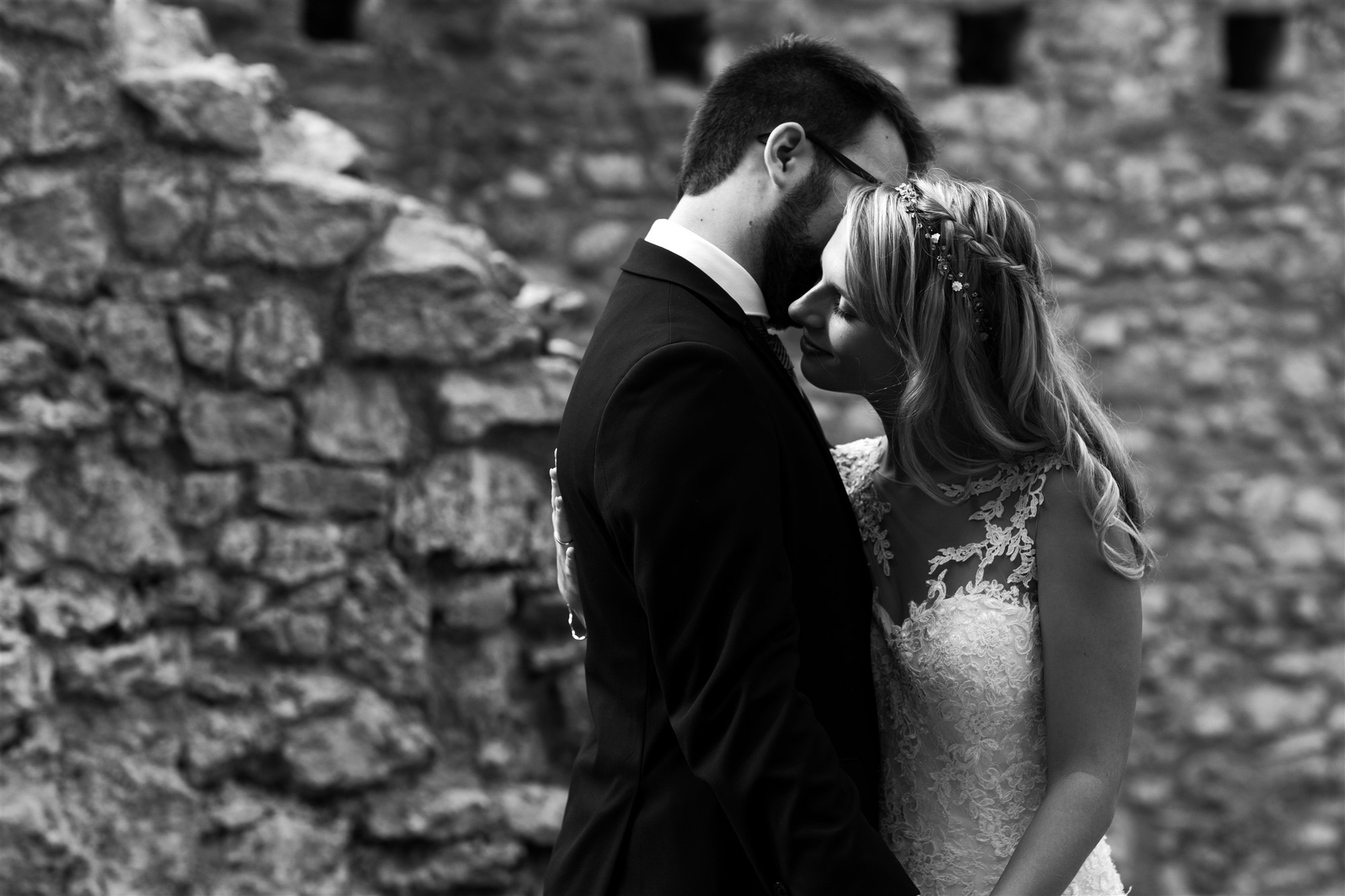 Das verliebte Brautpaar beim After Wedding Fotoshooting auf der Ruine Dorneck