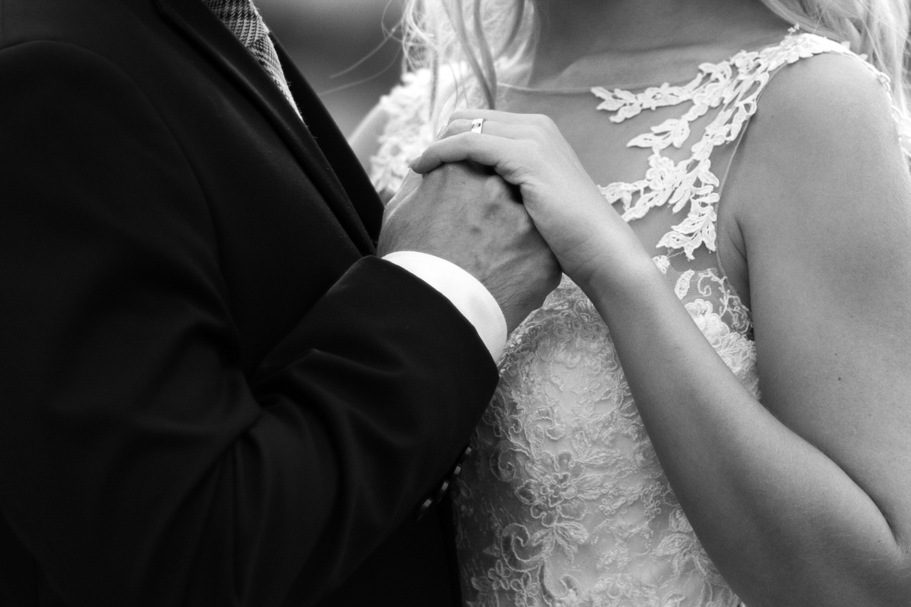Detail Fotografie von den haltenden Händen des Brautpaares