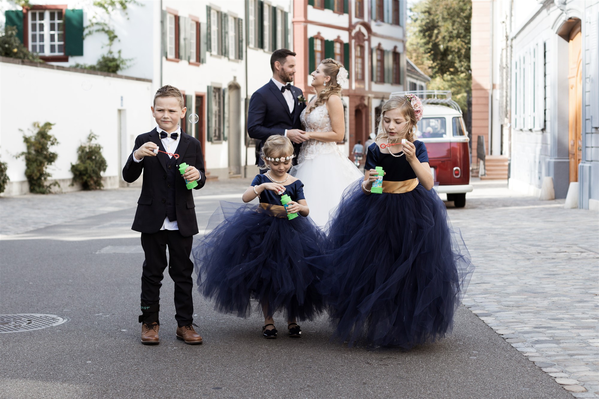 Brautpaar Fotoshooting mit Kinder und Seifenblasen