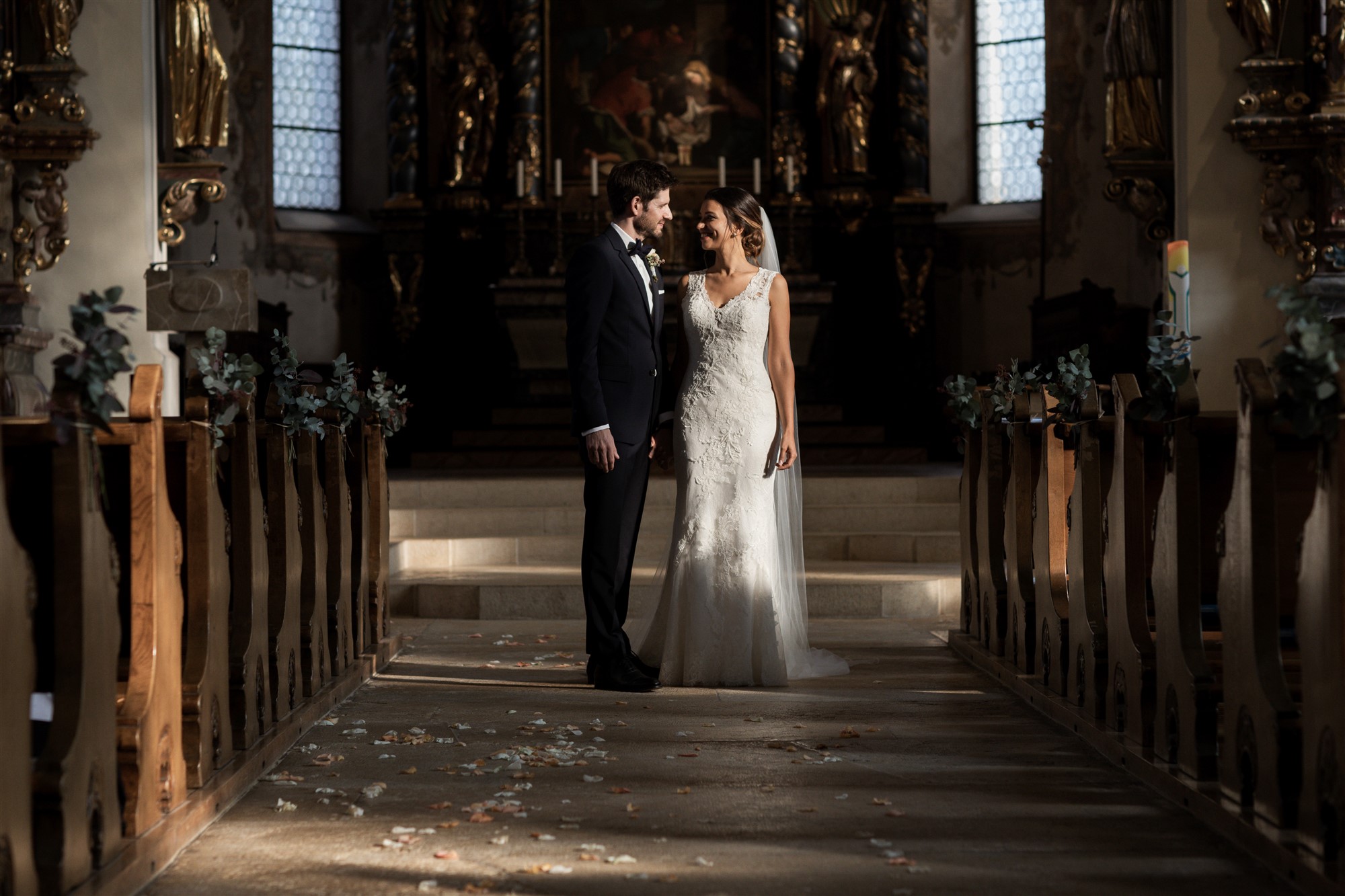Das hübsche Brautpaar in der Kirche in Therwil