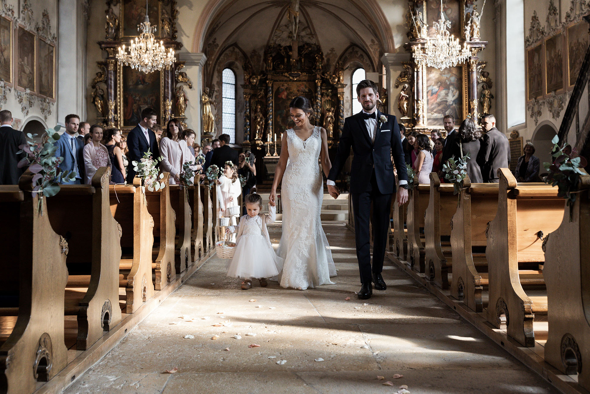 Das Brautpaar schreitet aus der Kirche in Therwil