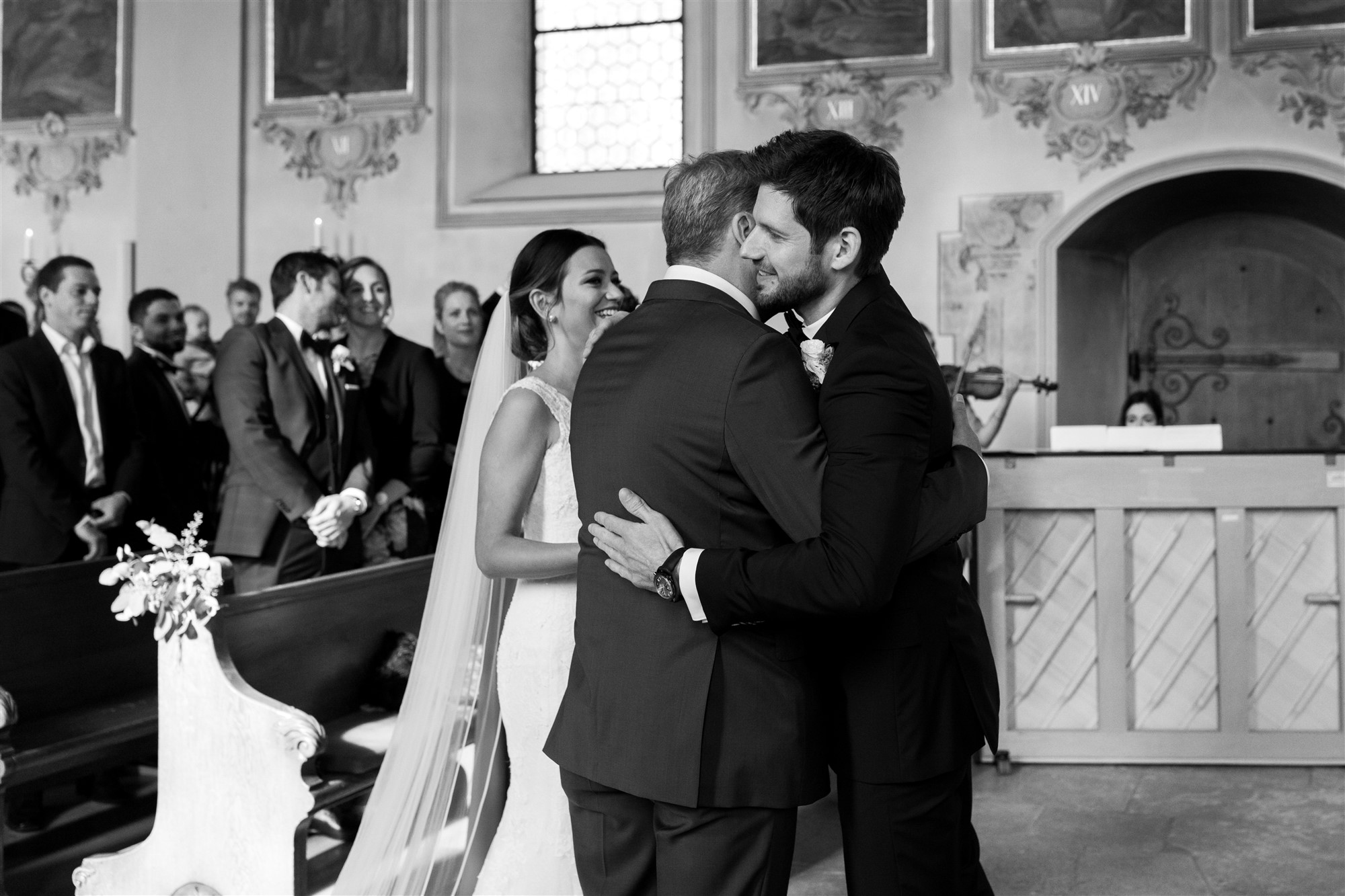 Der Brautvater begrüsst den Bräutigam in der Kirche in Therwil