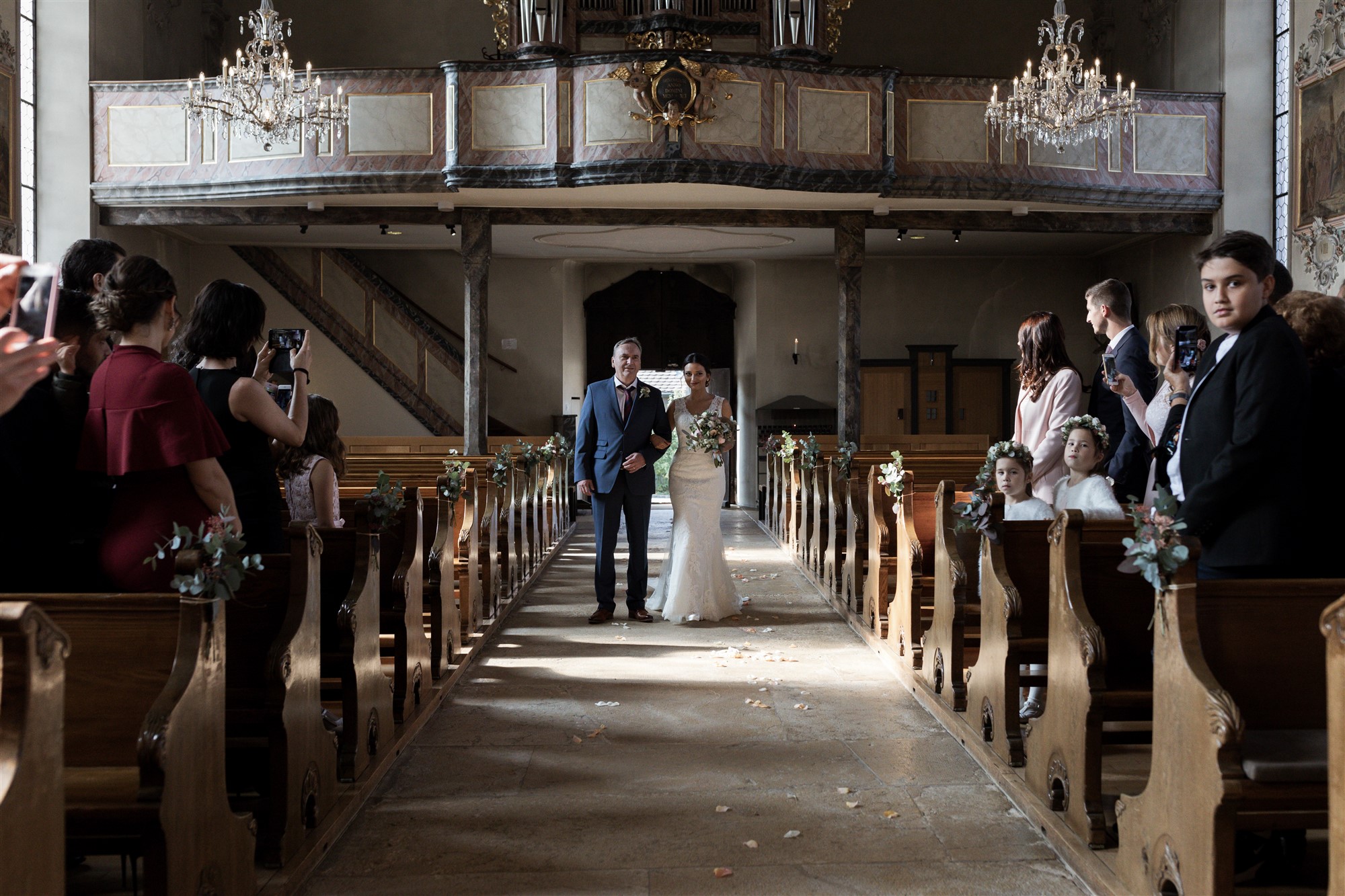 Die Braut und ihr Papa schreiten in die Kirche in Therwil
