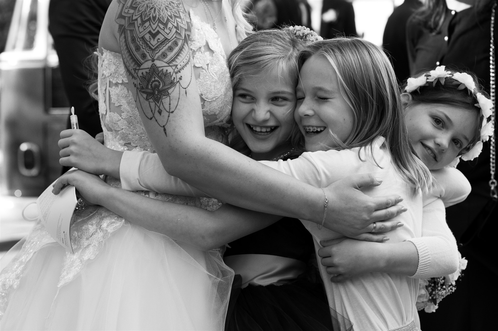 Die Gratulationen nach der Trauung - Die Kinder umarmen die Braut