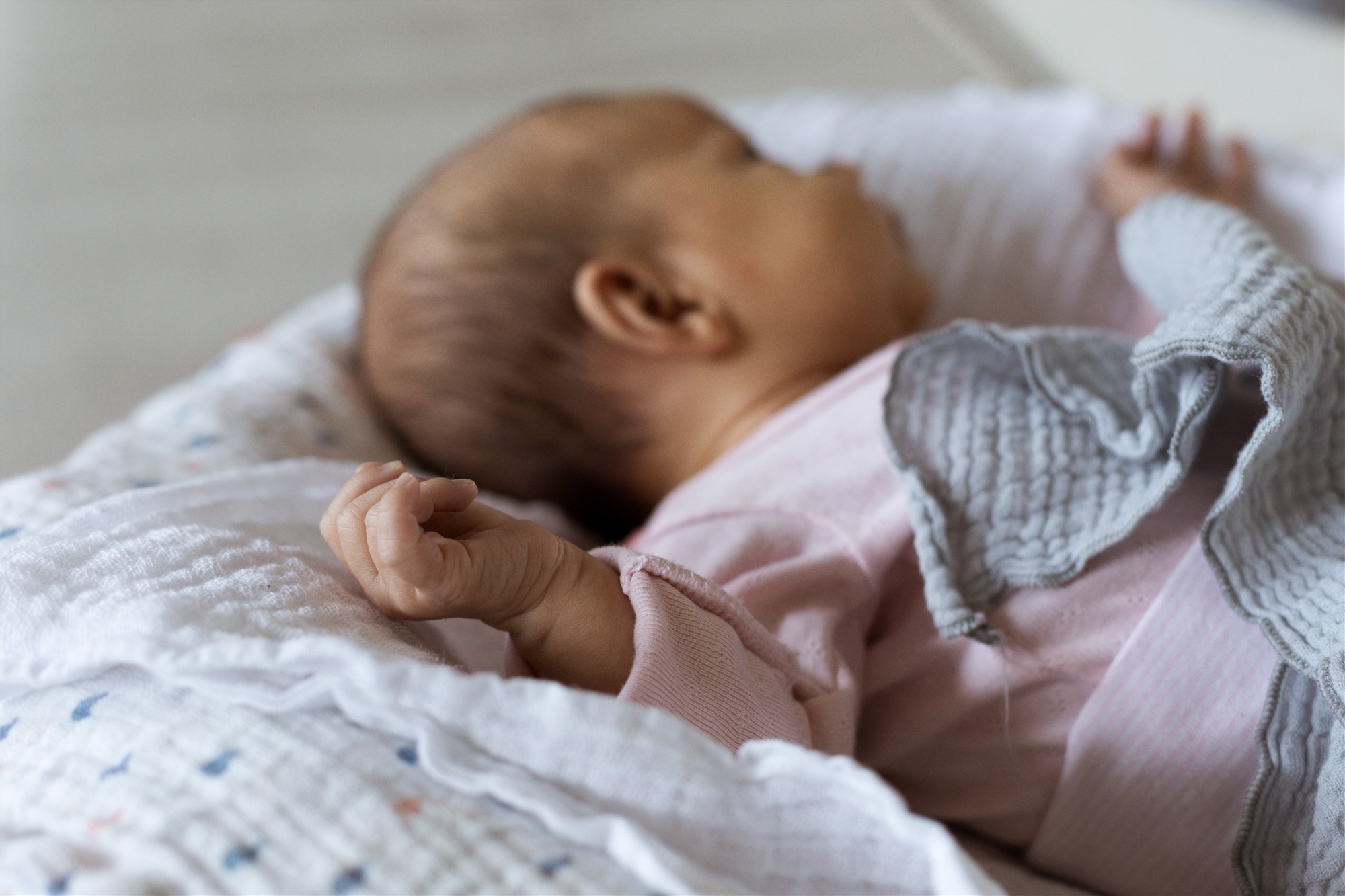 Newborn Homestory Fotoshooting - Babyhände