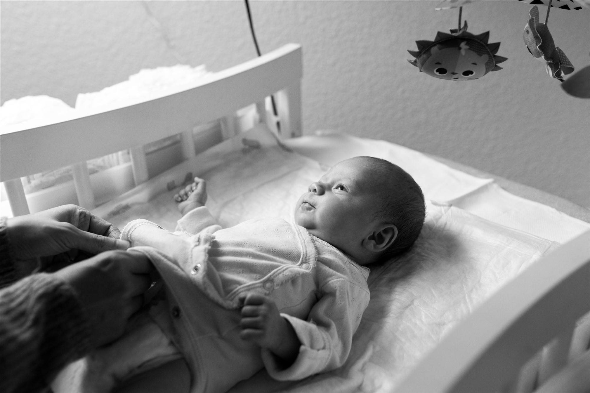 Newborn Homestory Fotoshooting - Die Mama wickelt ihr Baby