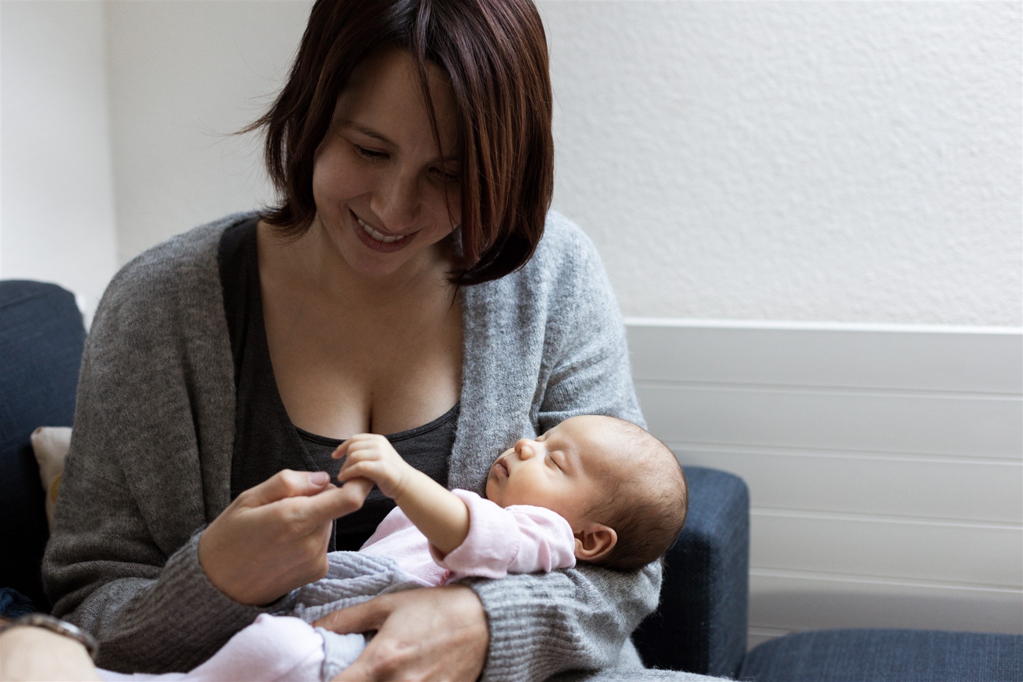 Newborn Homestory Fotoshooting - Mama und ihr Baby