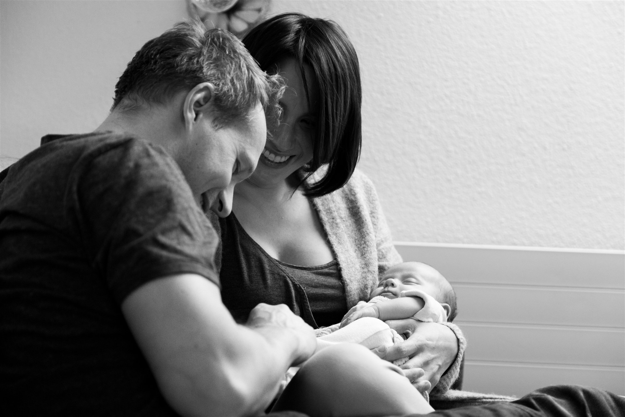 Newborn Homestory Fotoshooting - Die süsse kleine Familie beim Kuscheln