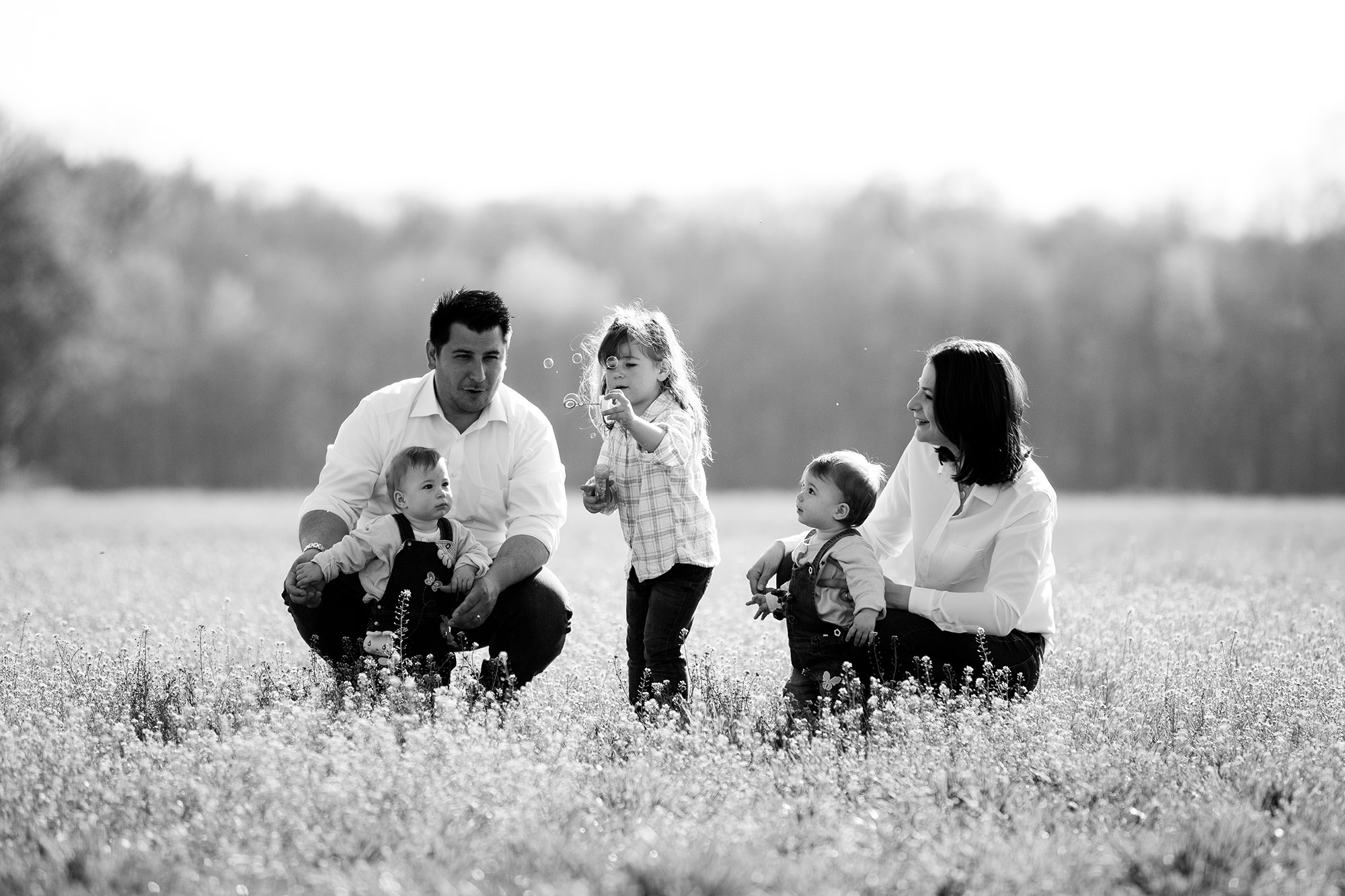 Familienfotoshooting mit 3 Kids in der Natur bei der Fotografin Nicole Kym aus Basel