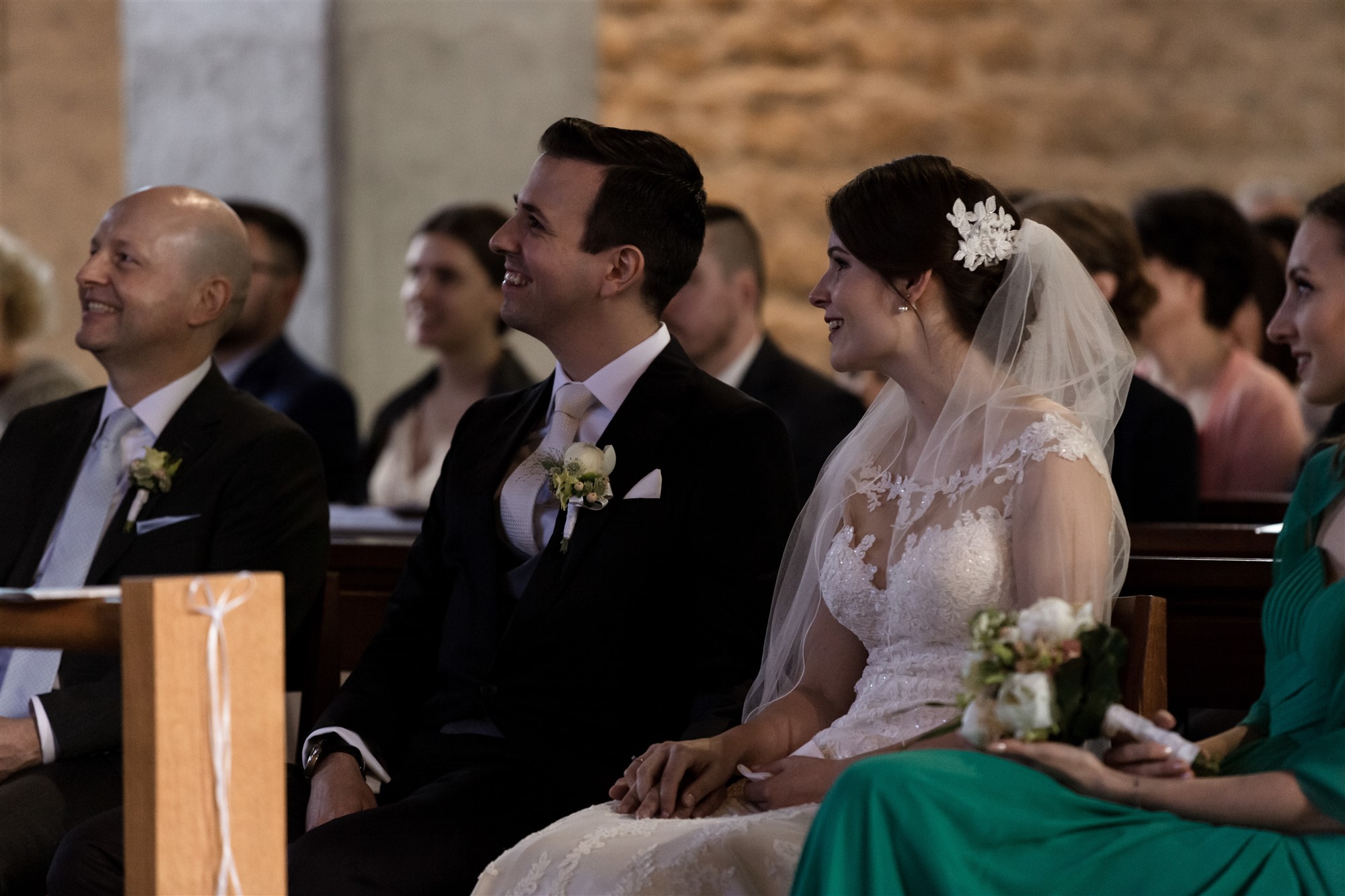 Das Brautpaar während der Zeremonie in der Kirche in Oberwil