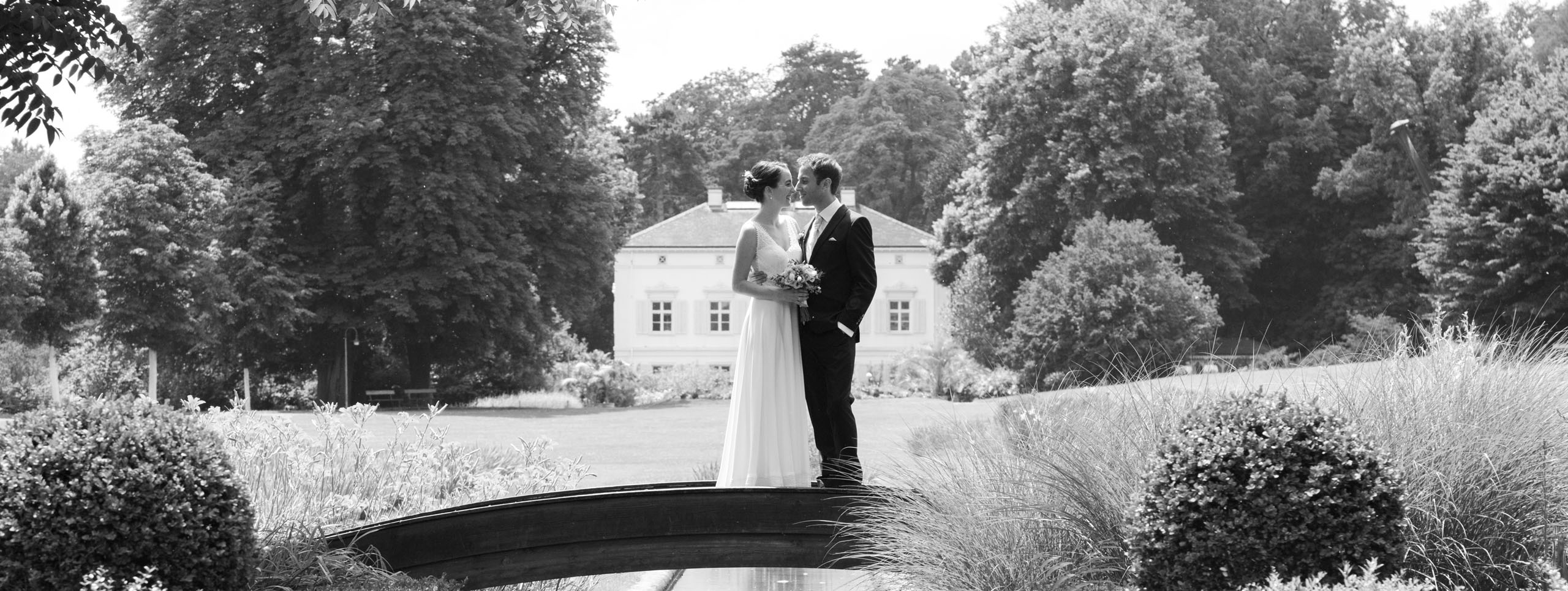 Hochzeitsfotograf Basel - Hochzeit in den schönen Merian Gärten - Das Brautpaar auf der kleinen Brücke