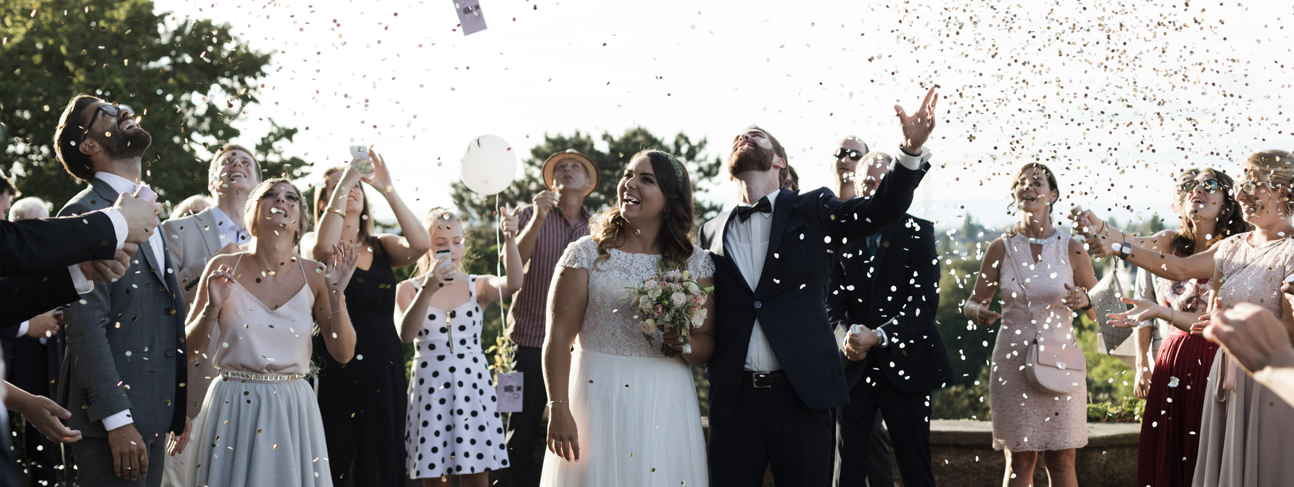 Confetti bei der Hochzeit im Schällenursli in Binningen - Hochzeitsfotograf Basel - Kontakt Formular Nicole.Gallery