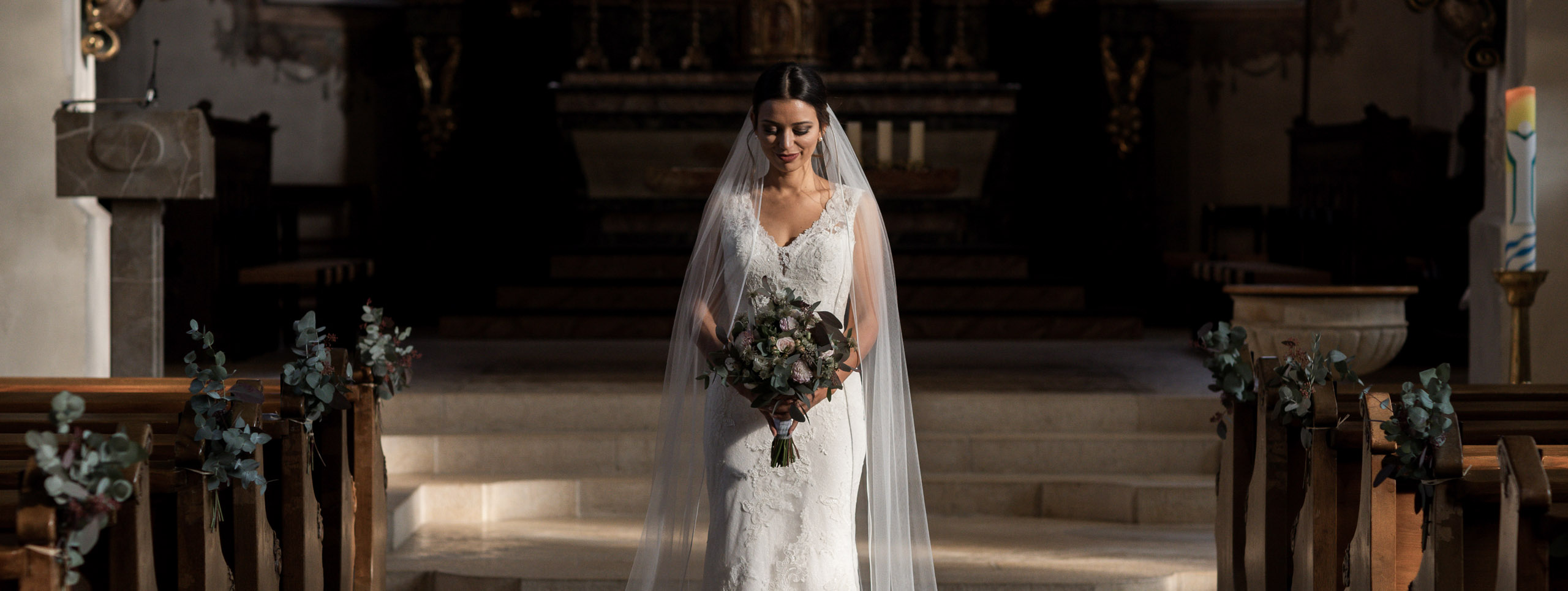 Braut in der Kirche in Therwil - Hochzeit - Hochzeitsfotograf Basel