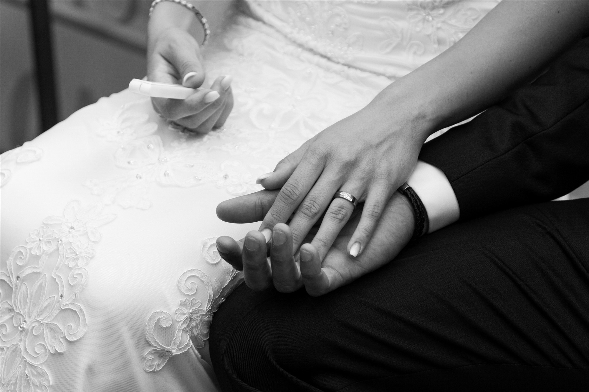 Die Hände des Brautpaares