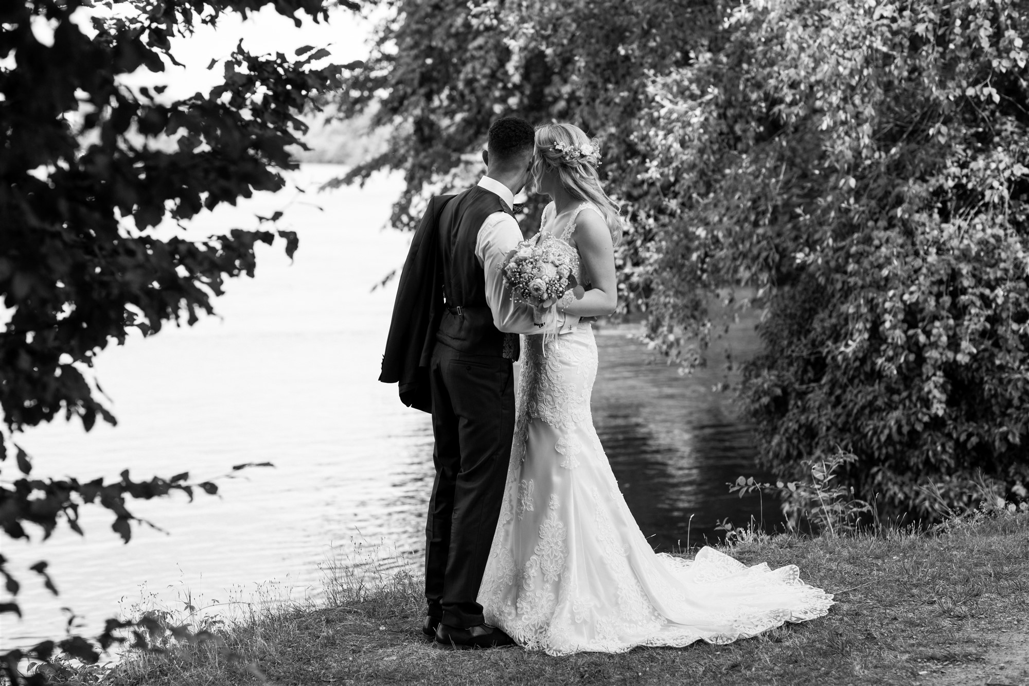 Das Brautpaar beim Fotoshooting am Rhein