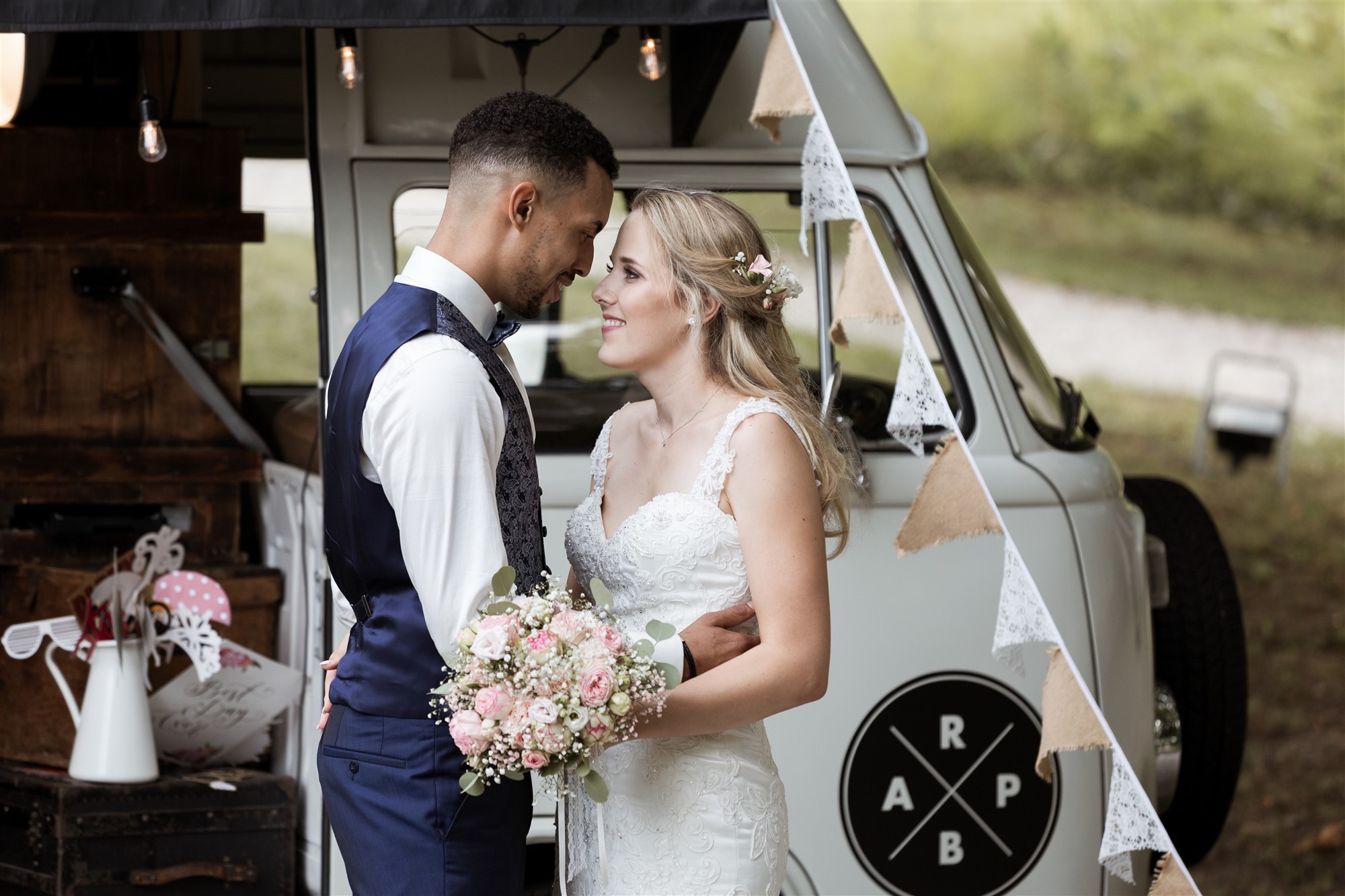 Das Brautpaar beim Fotoshooting mit einem VW Fotobus
