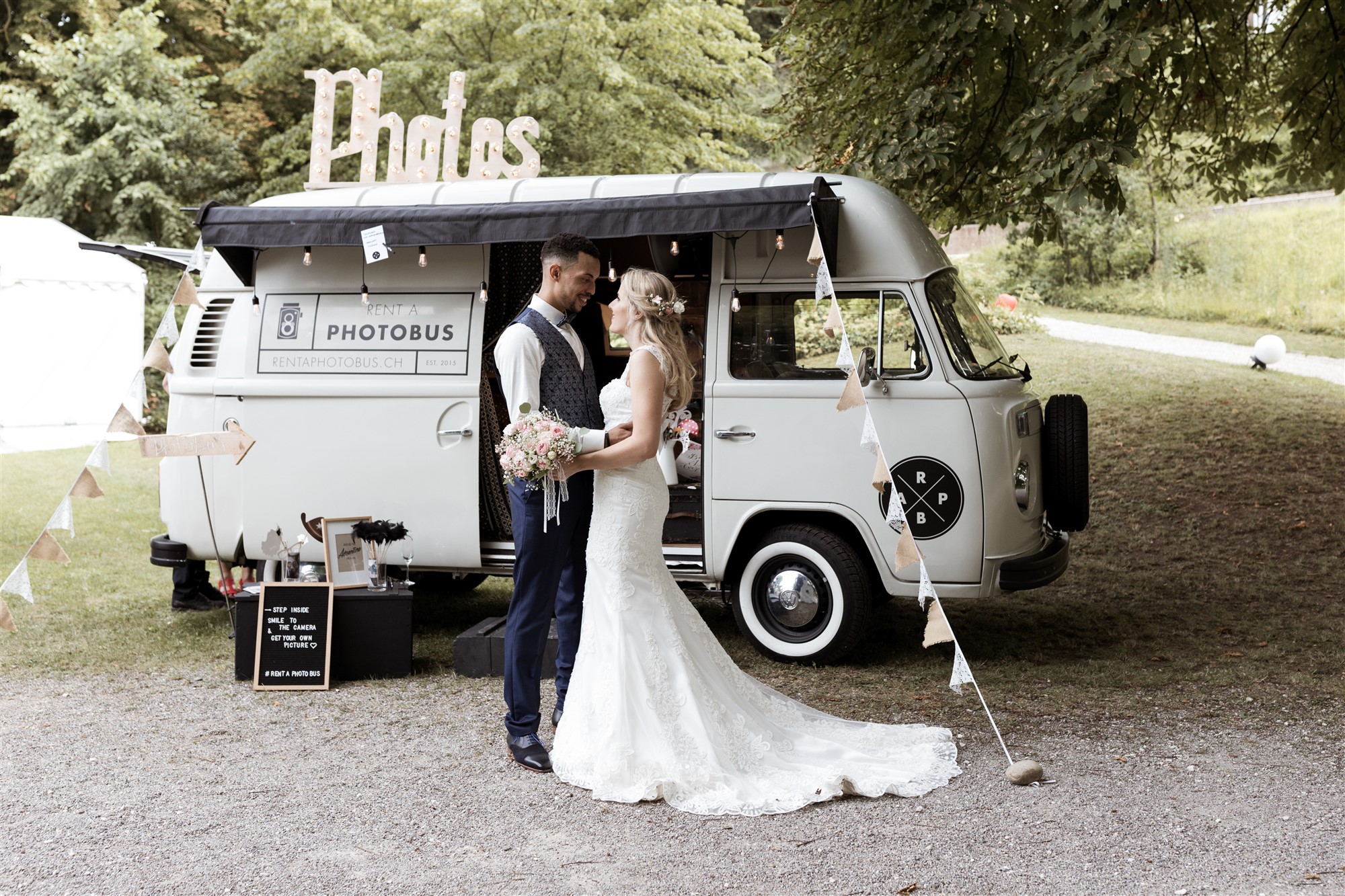 Das Brautpaar beim Fotoshooting mit einem VW Fotobus