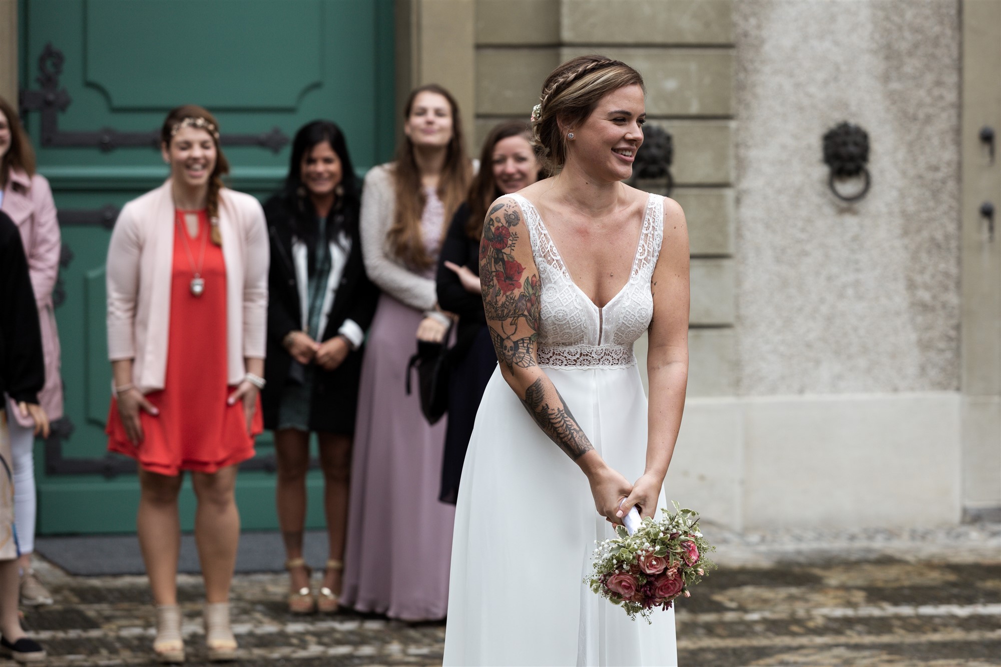 Brautstrauss werfen bei der Hochzeit im Wenkenpark