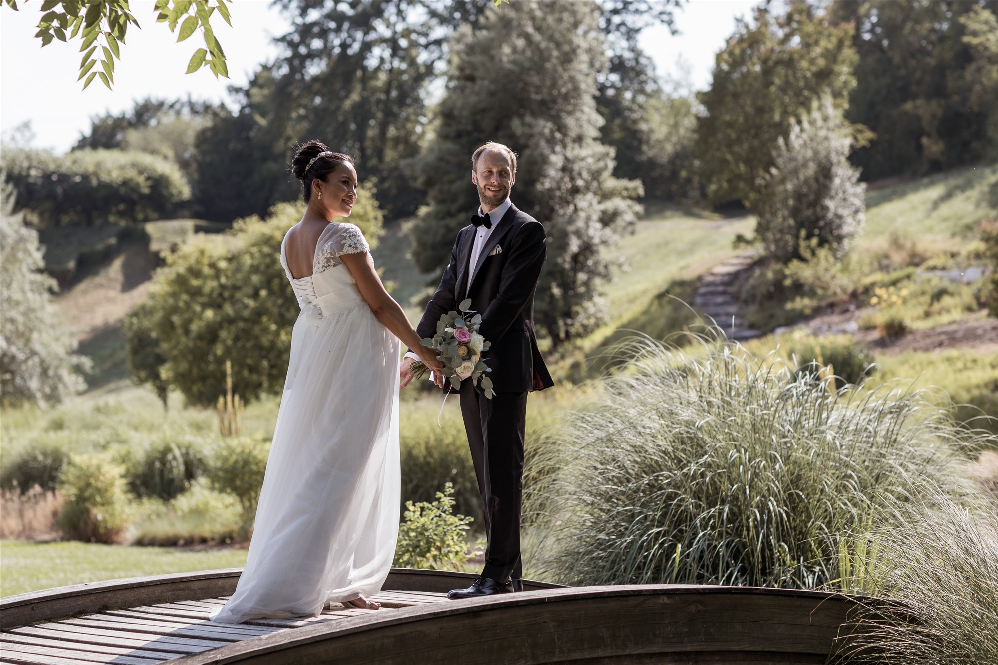 Brautpaarfotoshooting vor der Villa Merian in den Merian Gärten