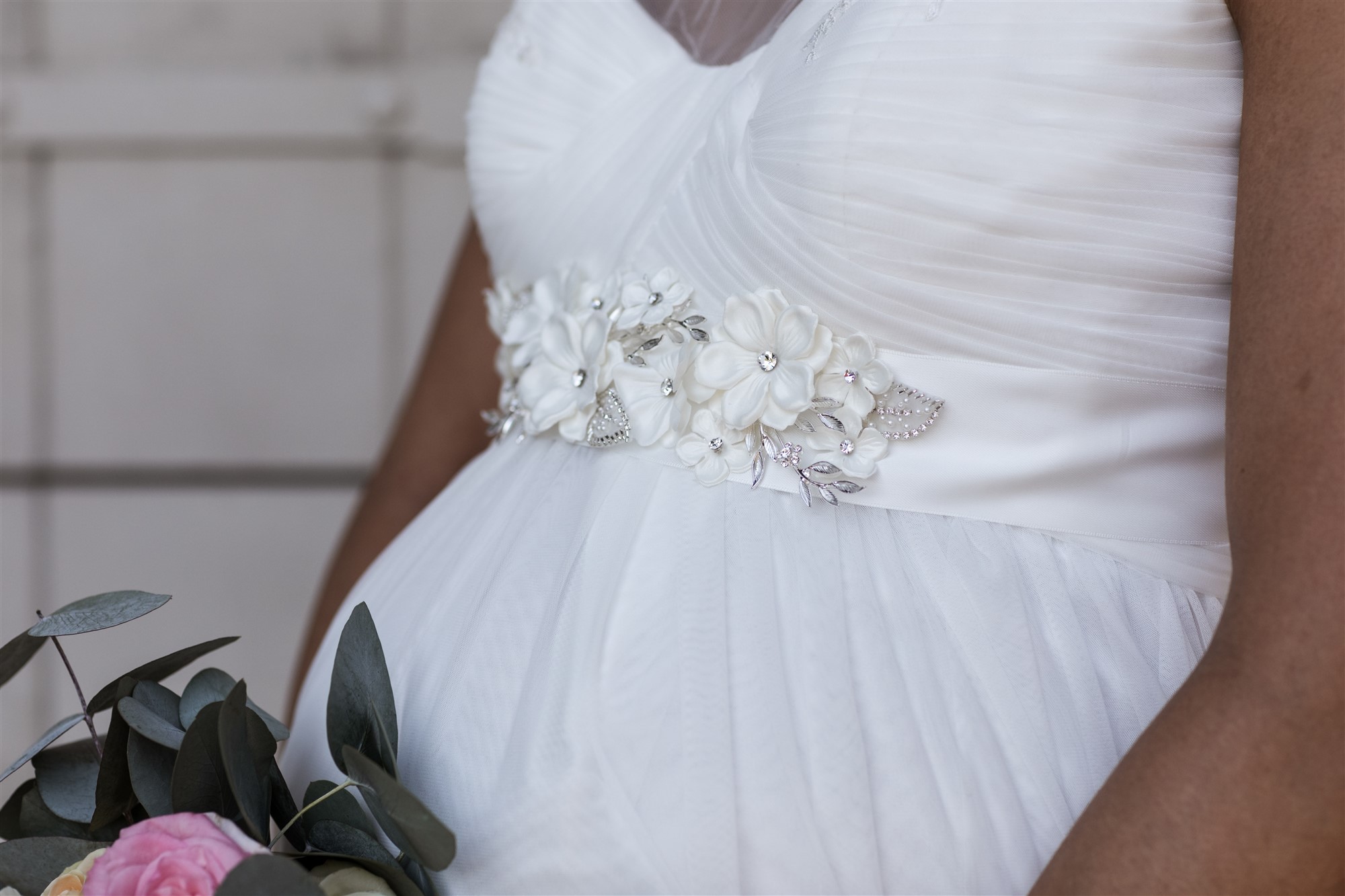 Detail Fotografie von den Spitzen am Hochzeitskleid
